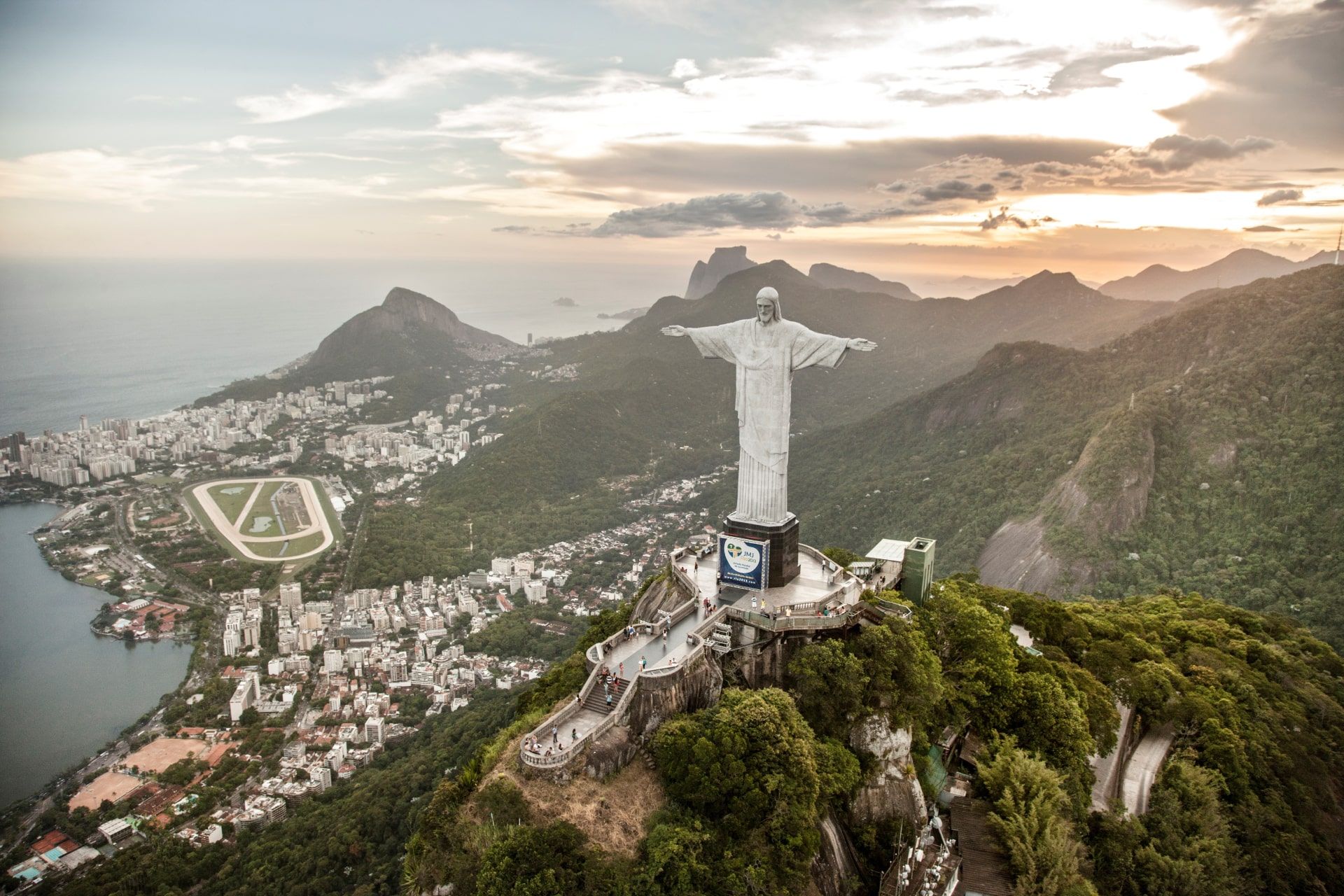 تندیس مسیح منجی بر قله‌ی کوه کورکووادو، در شهر ریو دوژانیرو، برزیل
