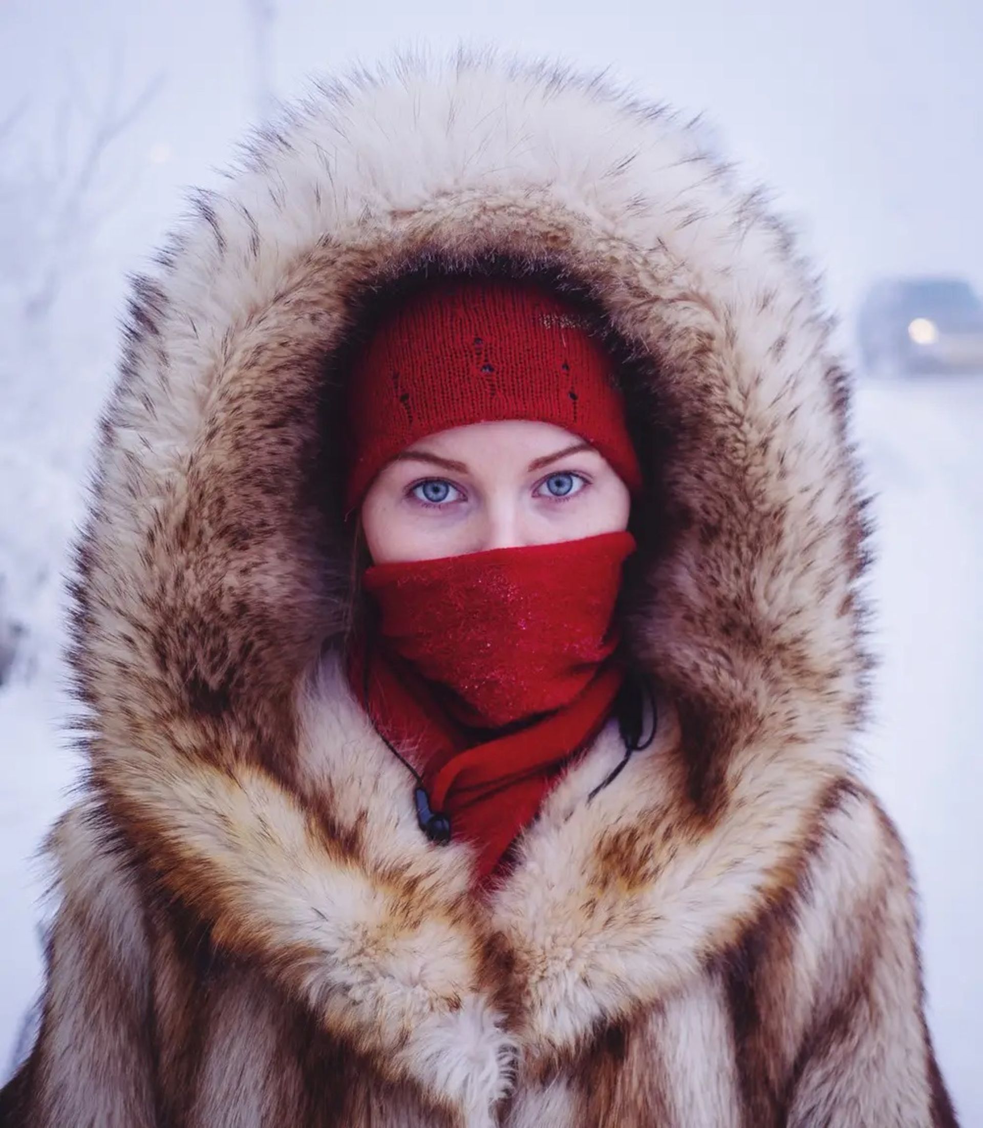زن چشم آبی کاپشن پوست سرما روسیه
