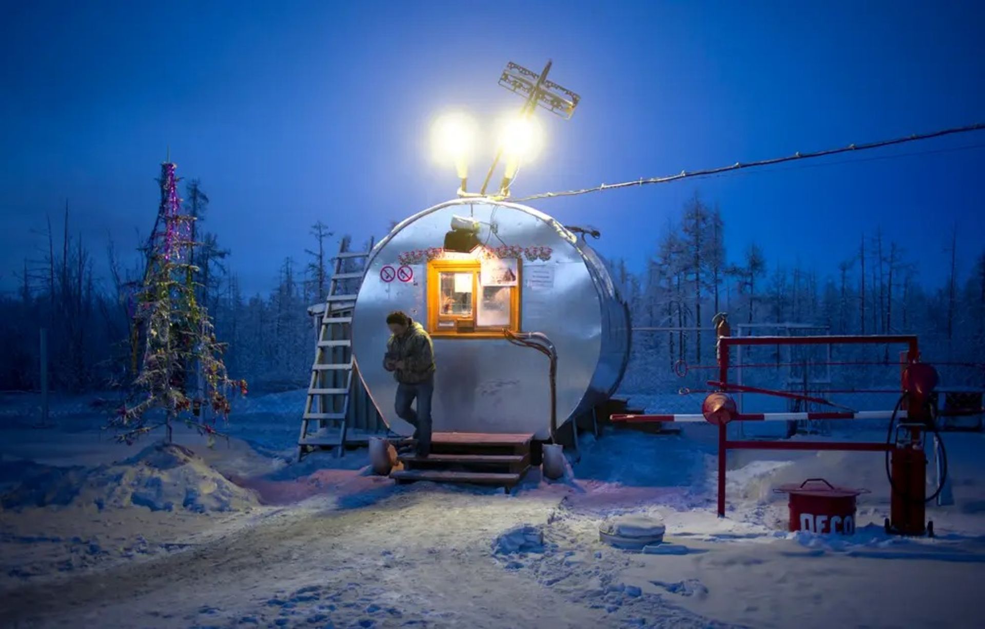 پمپ بنزینی در یاکوتسک کارگر برف درخت کریسمس 