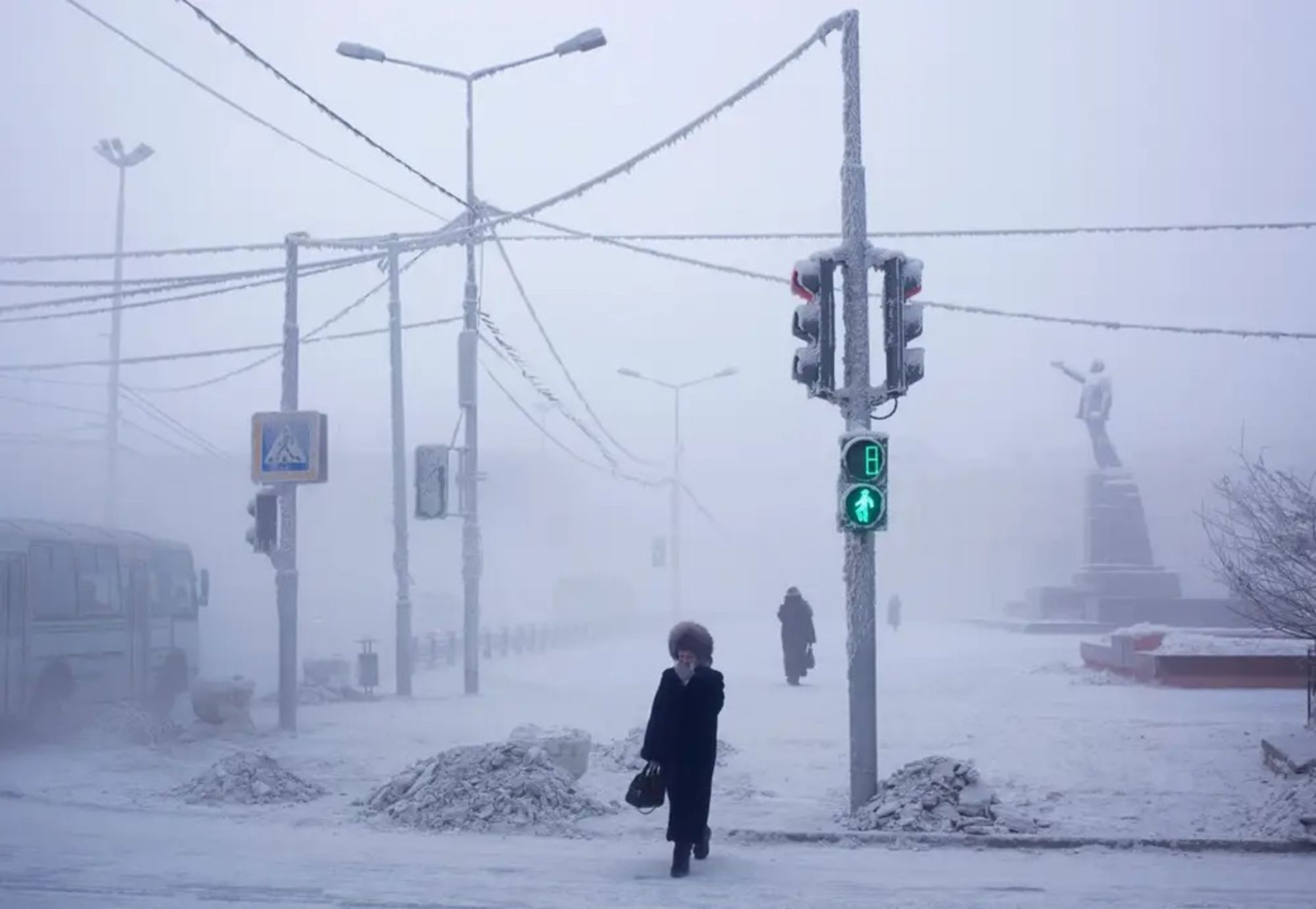عابر در برف و بوران خیابان یاکوتسک