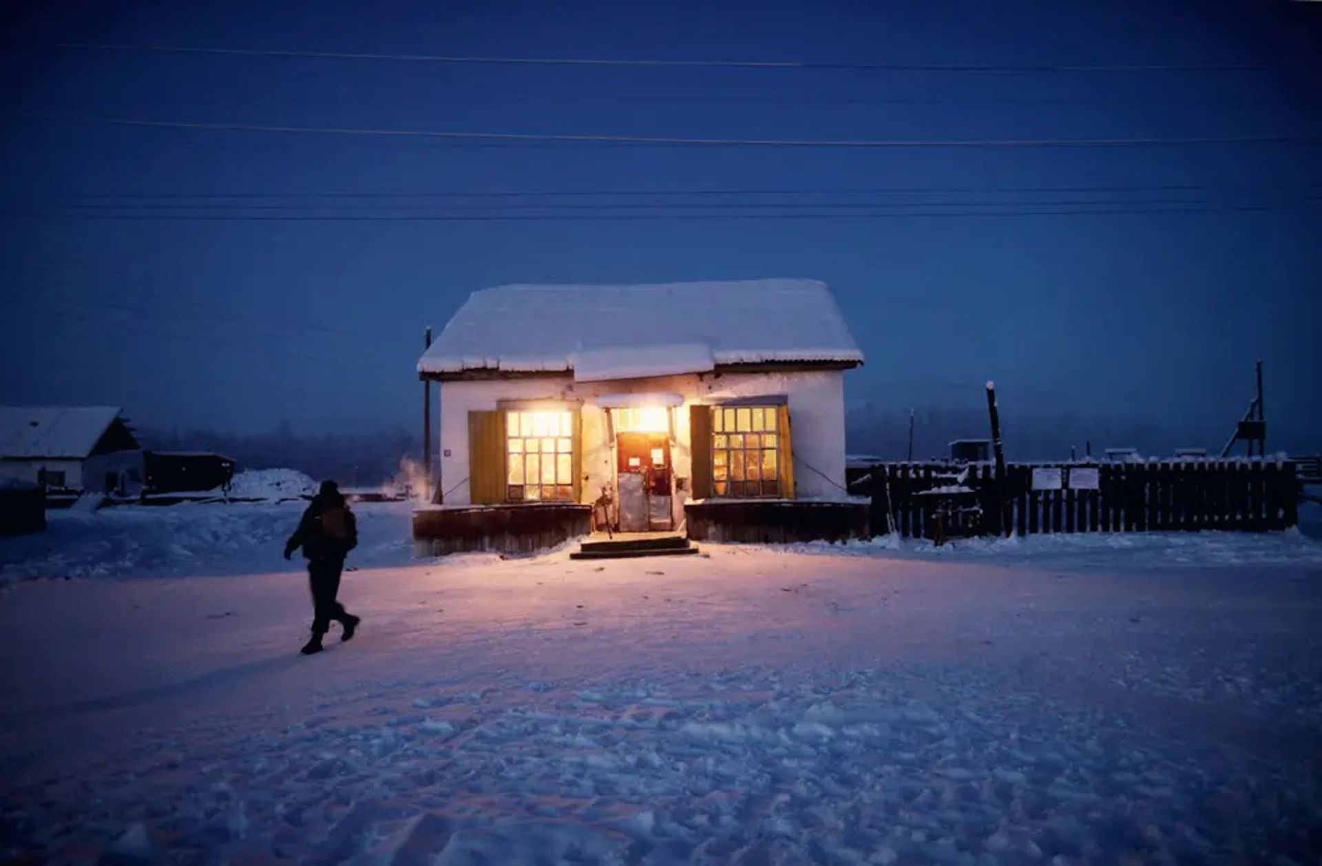 روستایی یخزده و برفی در شب ساختمان نور