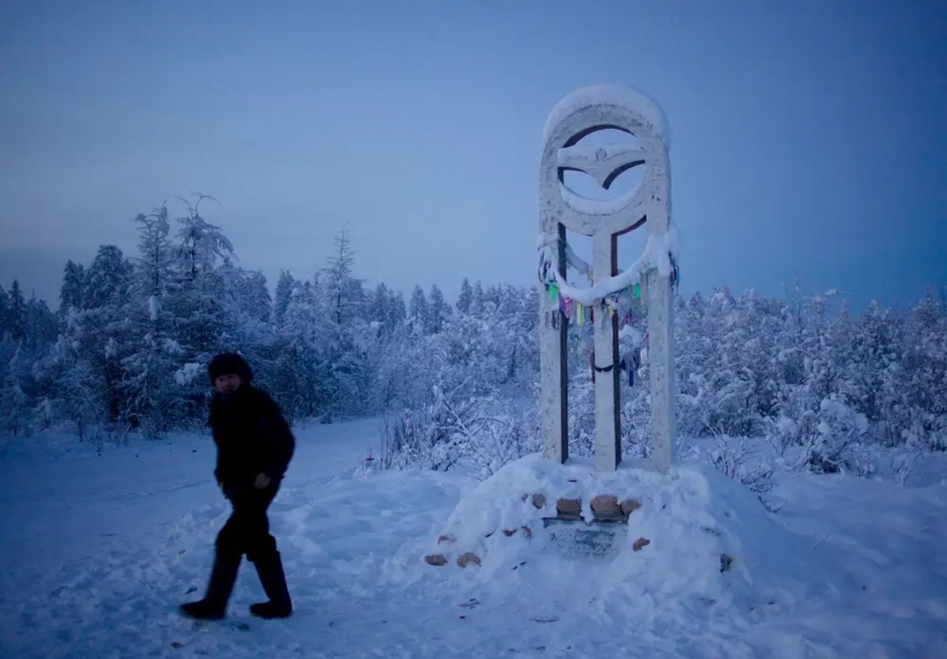 بنای یادبود برف درختان یخزده عابر سیاهپوش