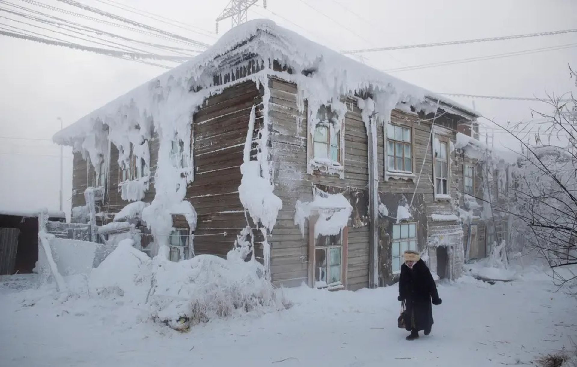 خانه یخ‌زده زمین برفی سرد روسیه