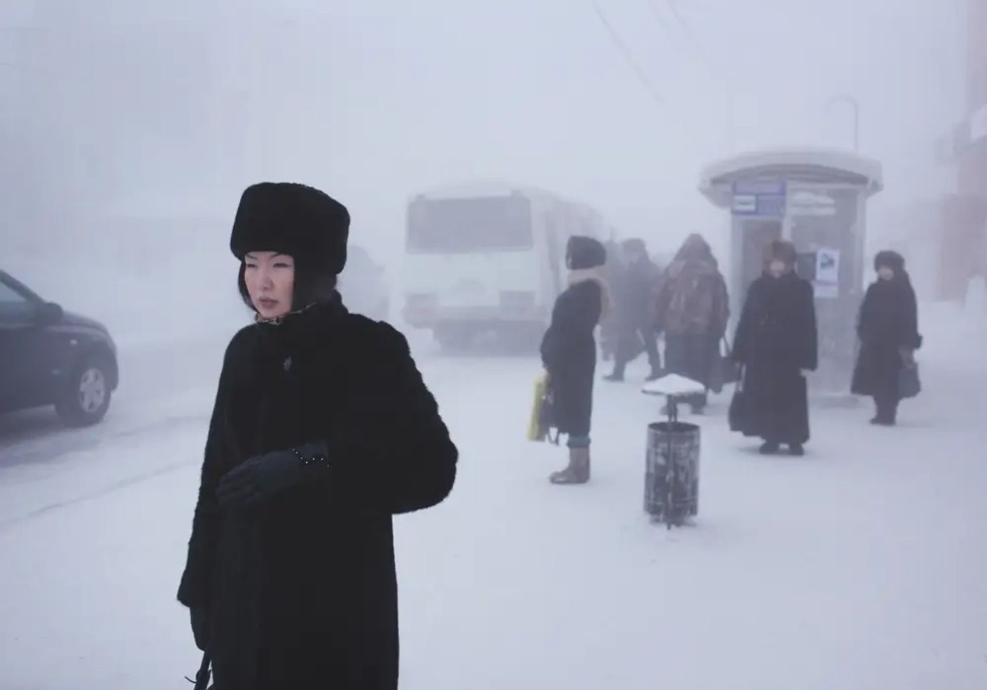 مسافران منتظر در برف ماشین و اتوبوس