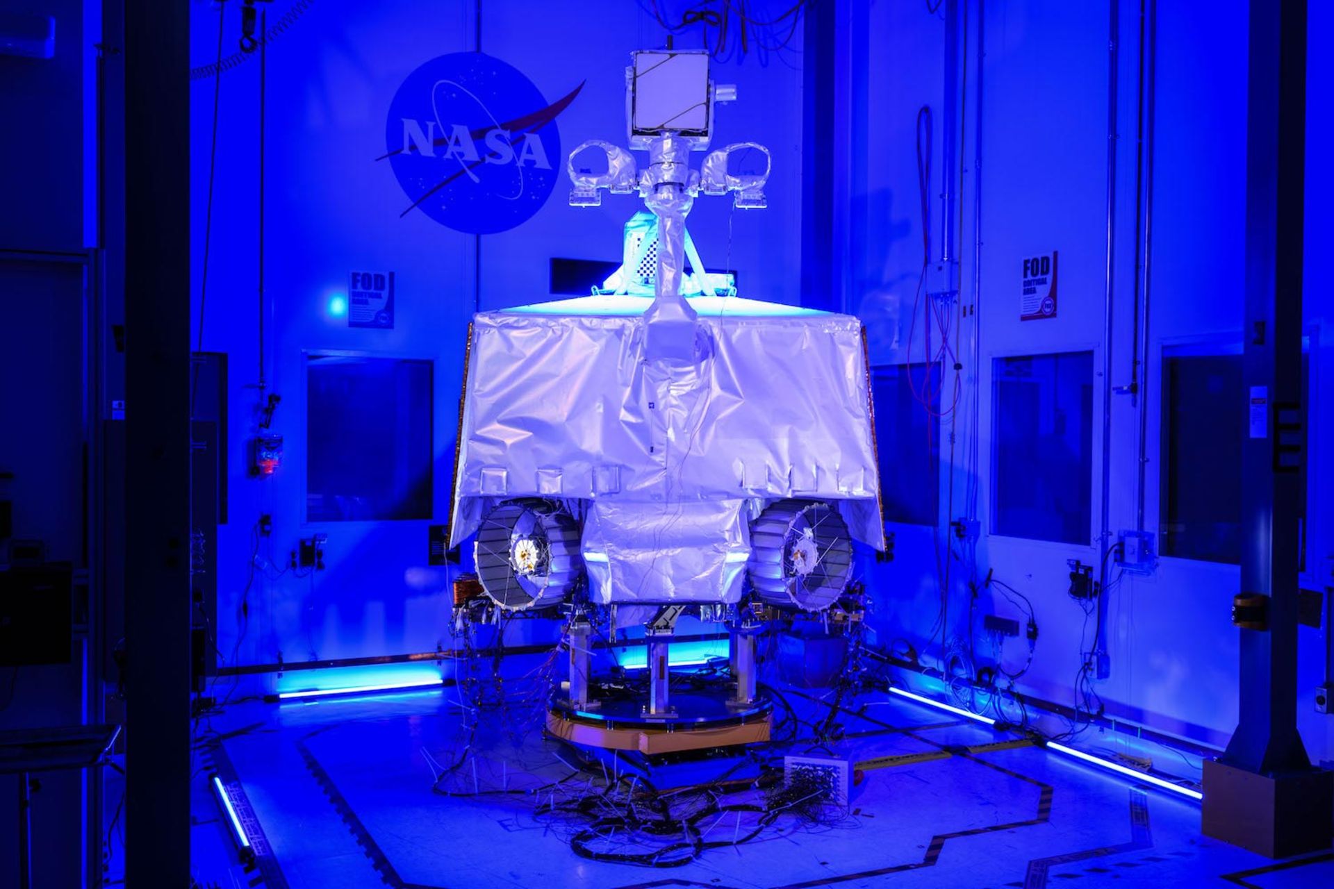 ماه‌نورد تکمیل‌شده وایپر در اتاق تمیز ناسا