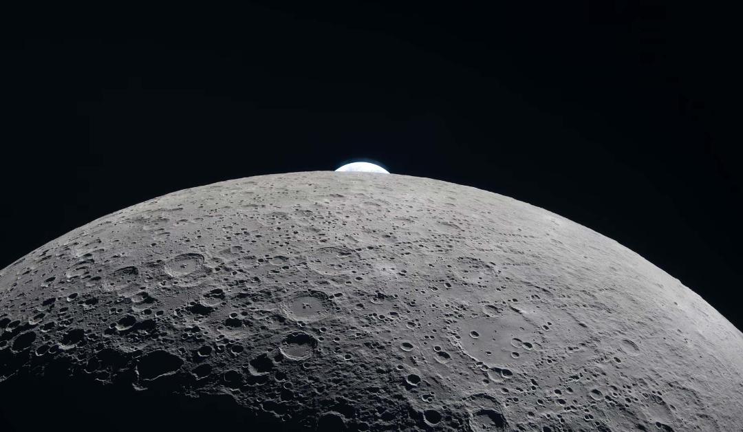 زمین کوچک پشت ماه پنهان می‌شود