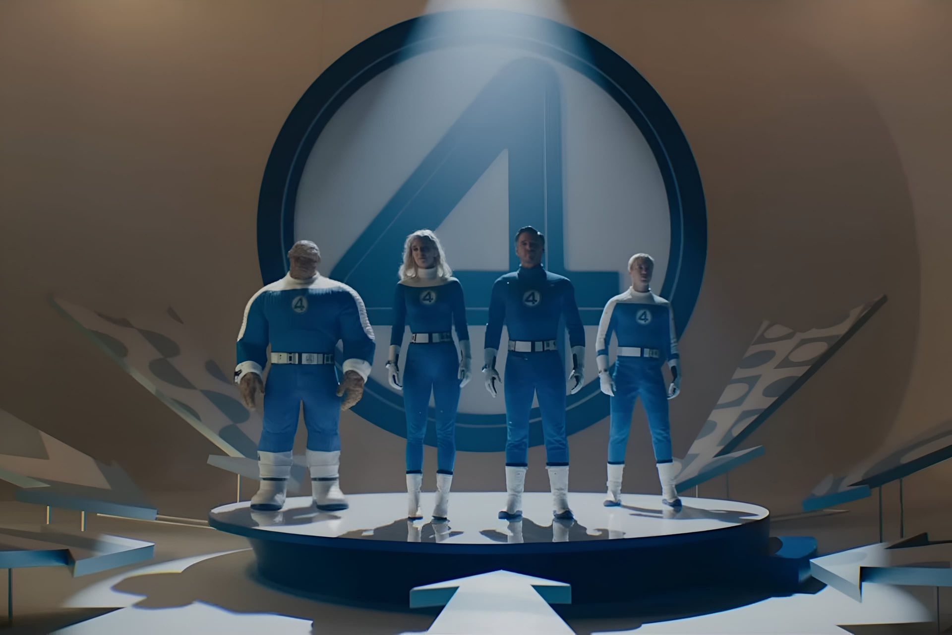 چهار مرد و زن در لباس ابرقهرمانی