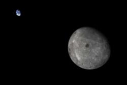 سمت پنهان ماه و سیاره زمین در پس‌زمینه از نگاه ماژول مدارگرد چانگ‌ای ۵-تی۱