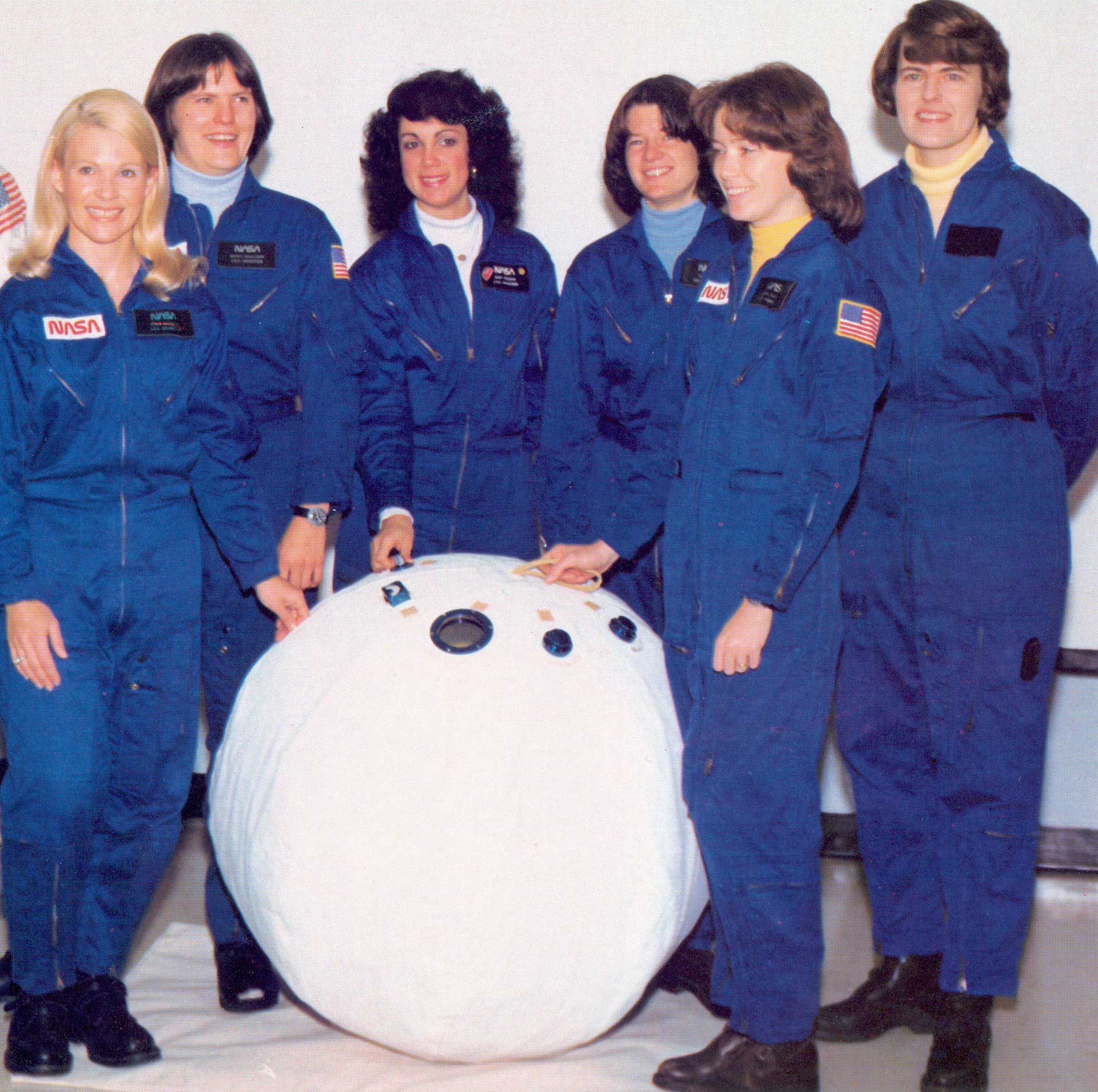 ۶ فضانورد زن اول ناسا در کنار محفظه نجات شخصی (PRE)