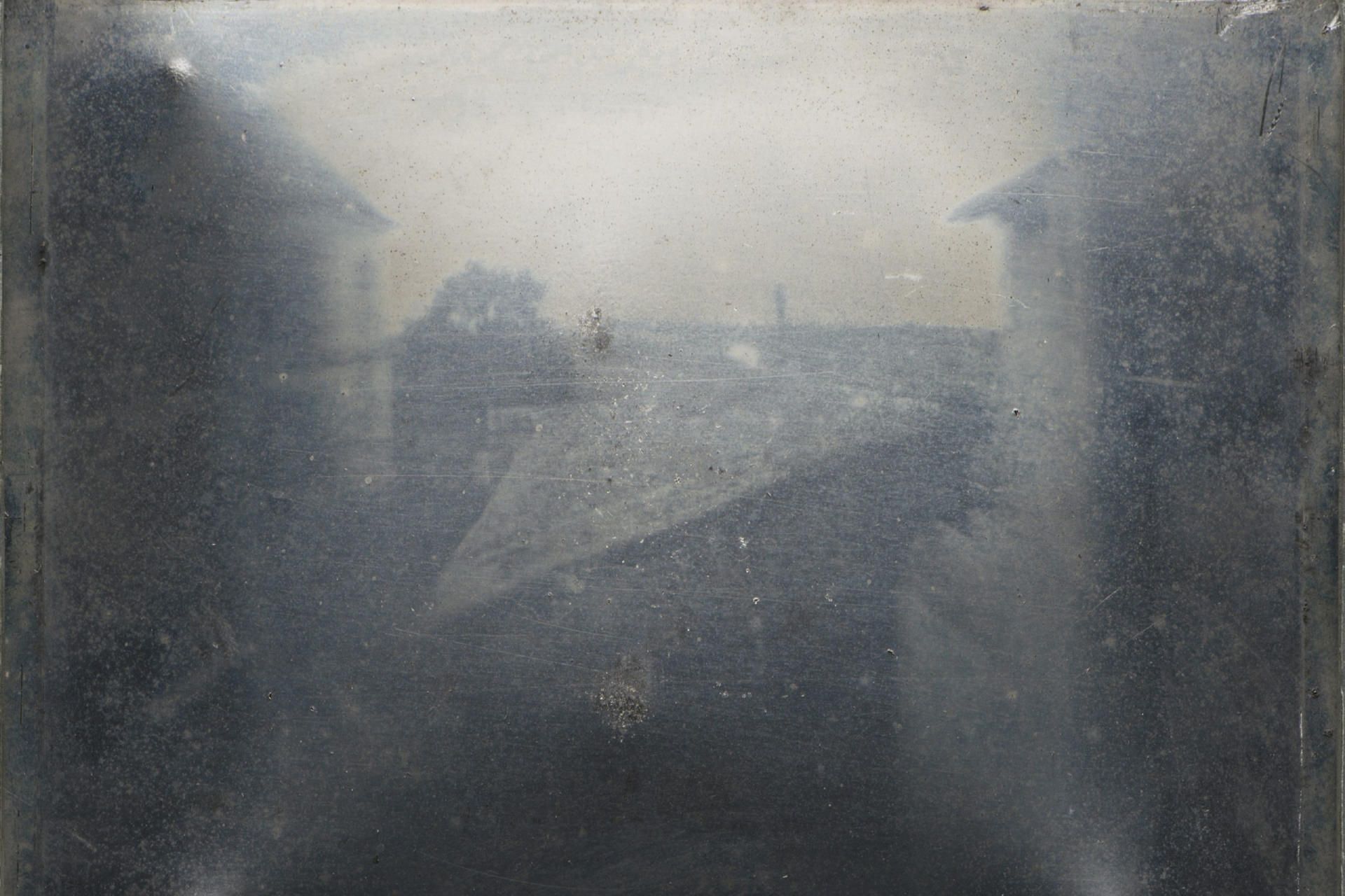 اولین عکس تاریخ: «منظره از پنجره در لو گراس»، که پشت‌بام‌های قابل مشاهده از پنجره اتاق خواب طبقه دوم را نشان می‌دهد.