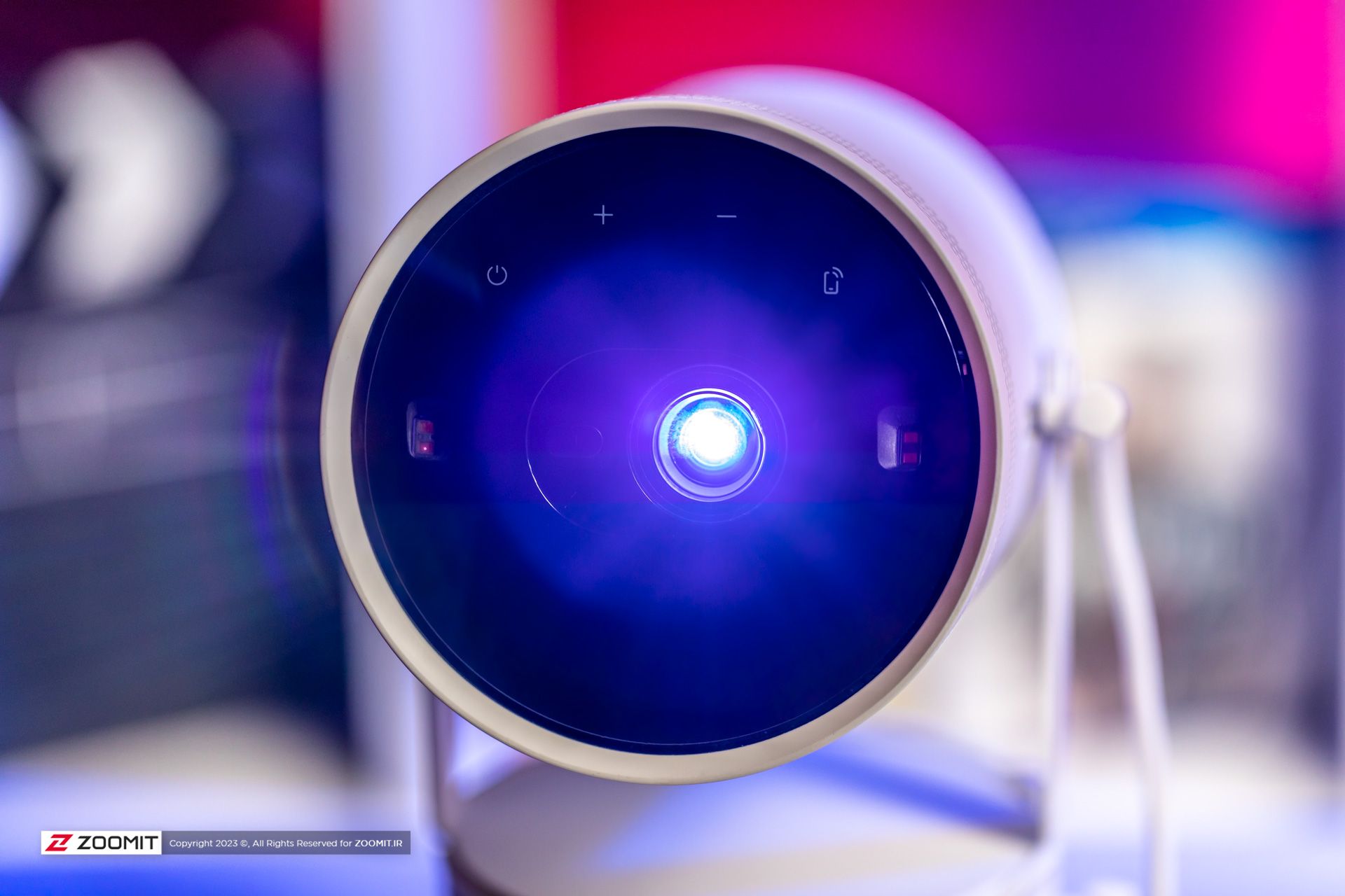 پروژکتور قابل‌حمل Freestyle سامسونگ از نمای روبه‌رو