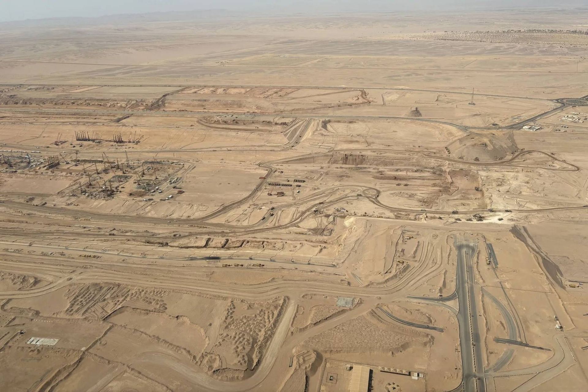 ساخت و ساز شهر لاین عربستان