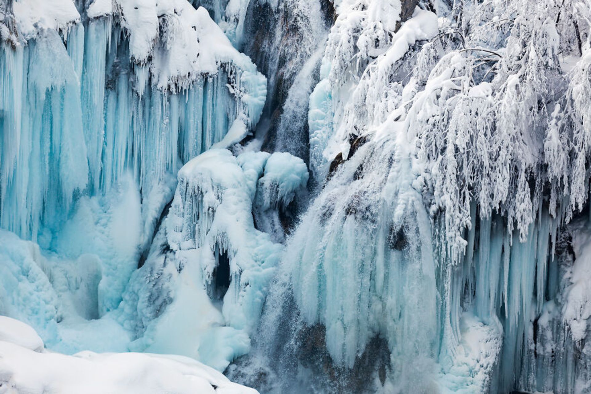 دریاچه یخ زده Plitvice در کرواسی