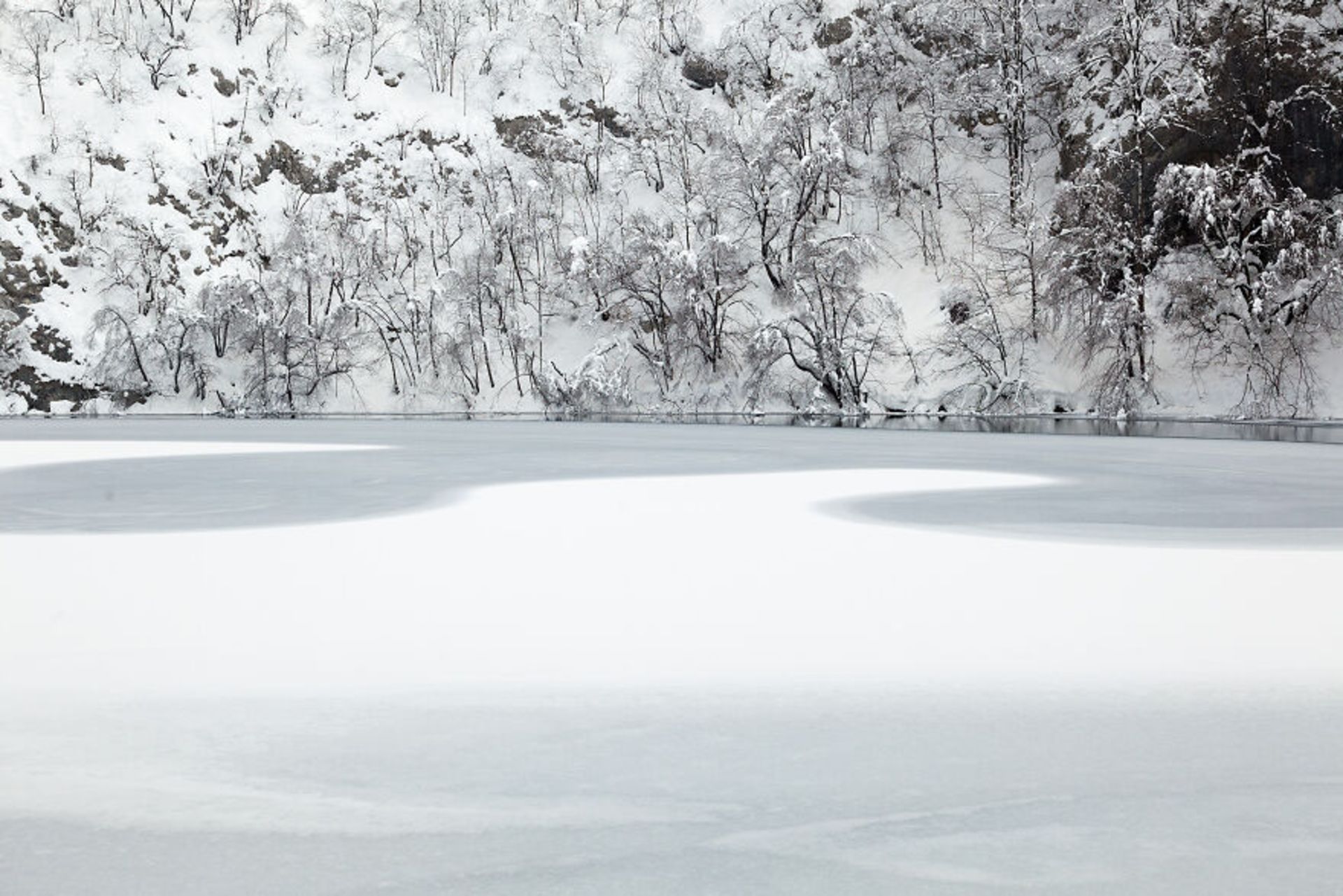 دریاچه یخ زده Plitvice در کرواسی