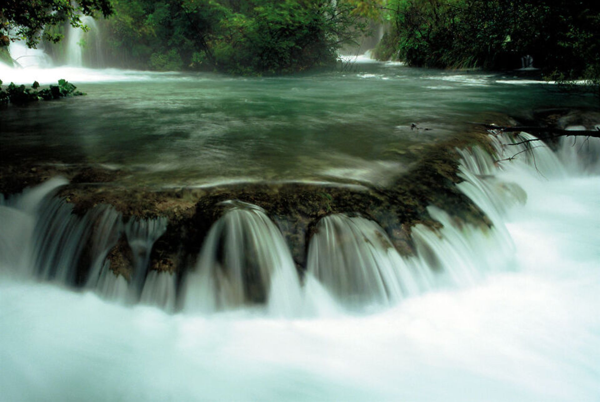 آبشار دریاچه  Plitvice در کرواسی