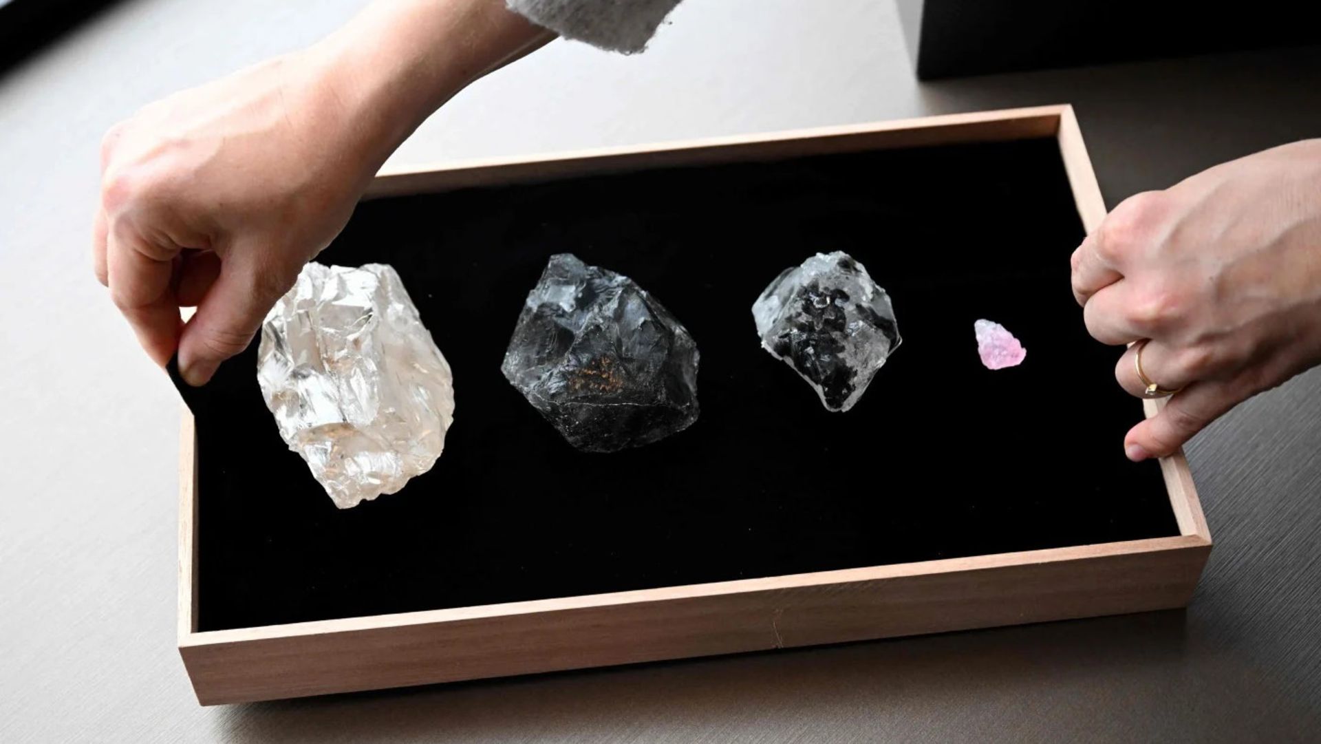 «موتسودی»، الماس خام ۲۴۸۸ قیراطی، در کنار سایر سنگ‌های قیمتی در دفتر مرکزی شرکت الماس HB Antwerp در آنتورپ.