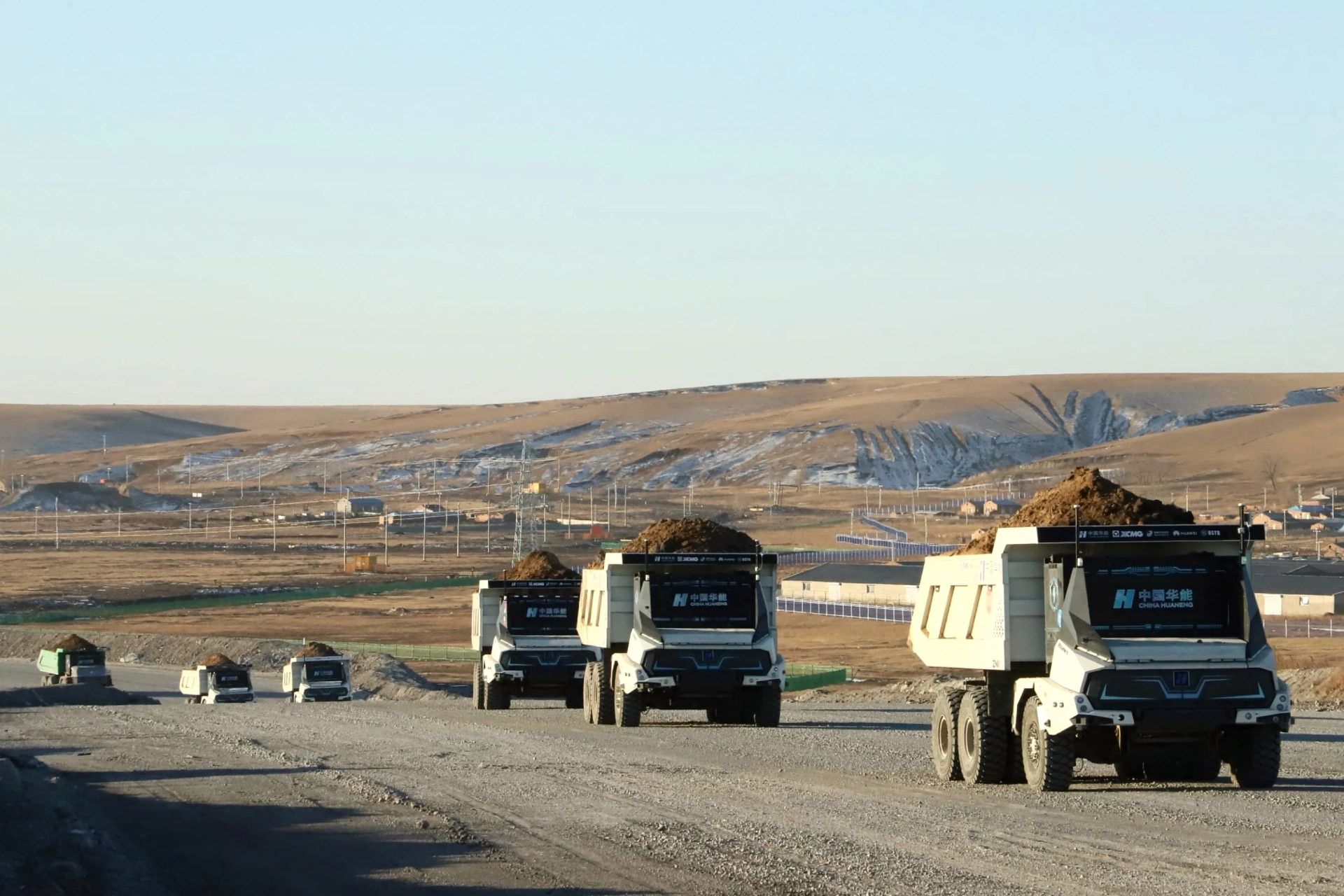 کامیون‌های بدون راننده گروه هواننگ که در مغولستان داخلی، چین، در حال فعالیت هستند.