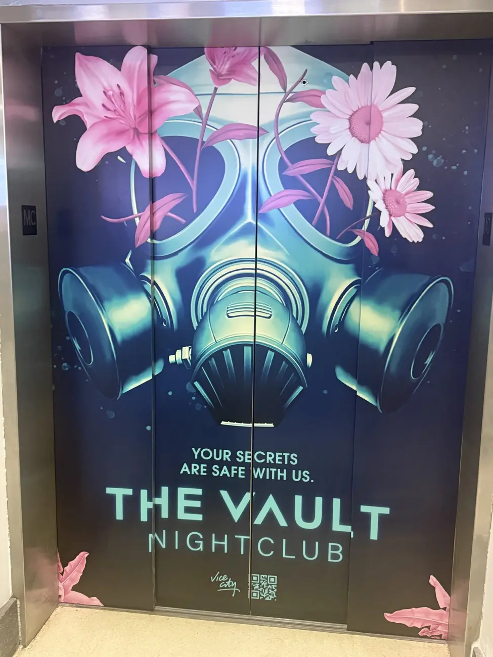 ماسک ضد گاز با گل‌های صورتی در طرح باشگاه The Vault Nightclub