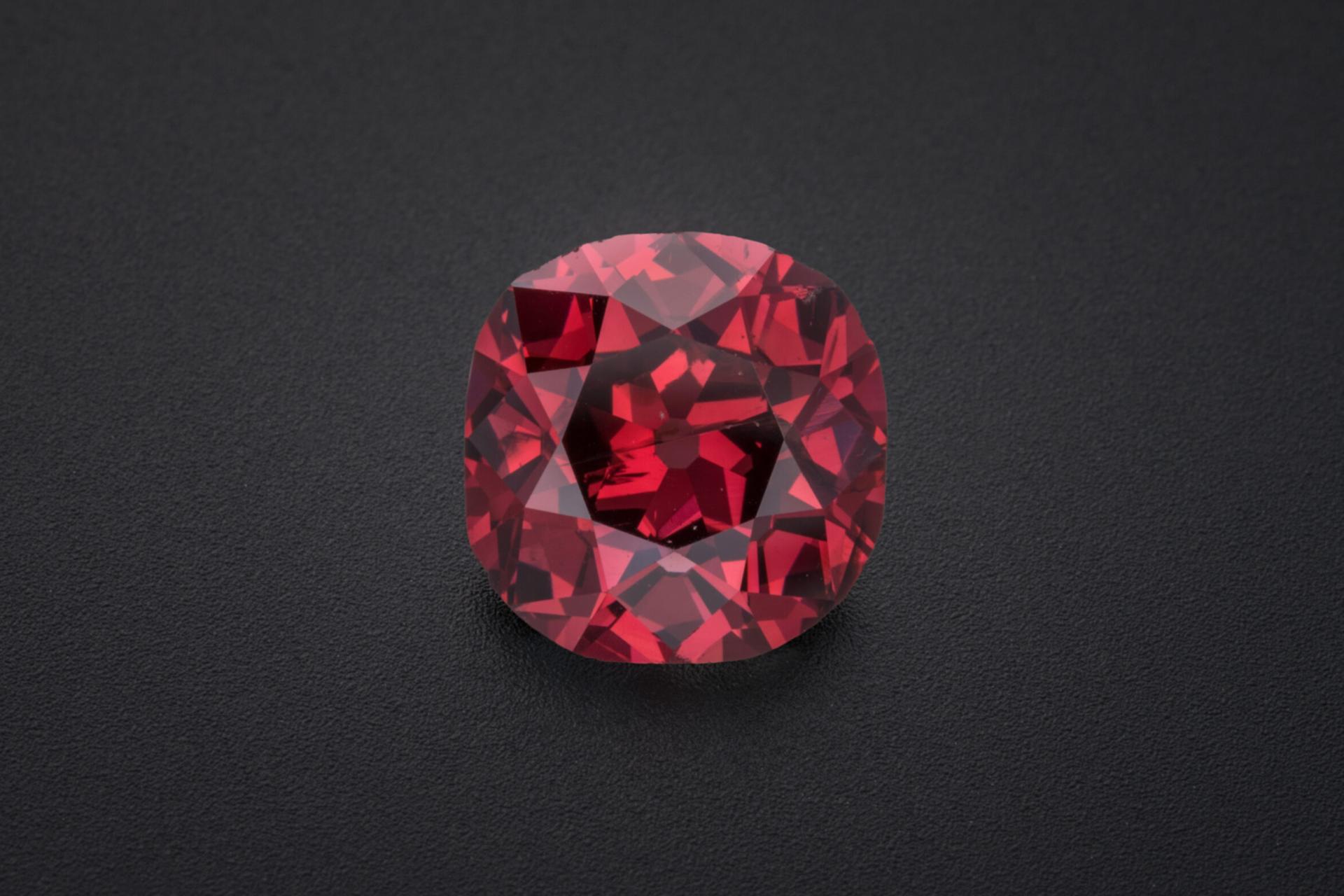 الماس وینستون رد- The Winston Red Diamond در پس‌زمینه‌ی مشکی