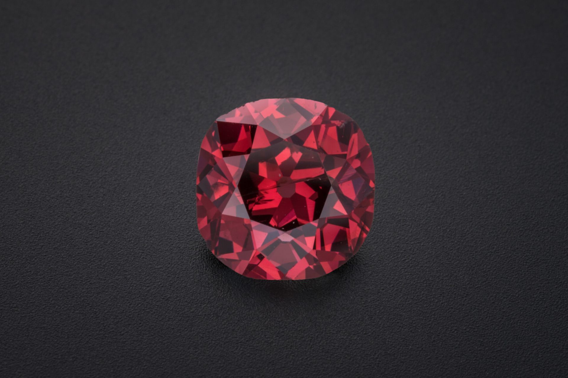 الماس وینستون رد- The Winston Red Diamond در پس‌زمینه‌ی مشکی
