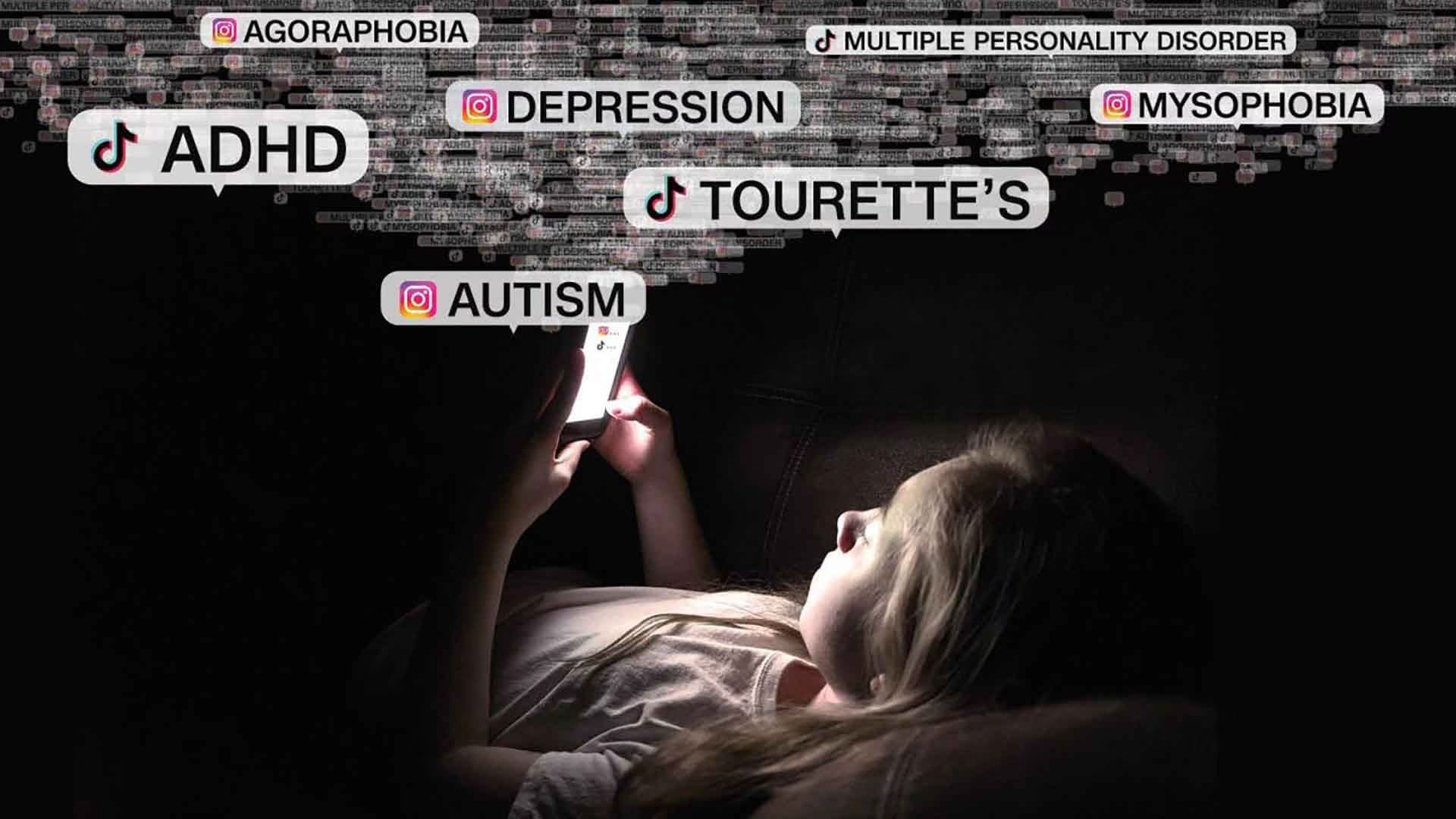 فردی در تاریکی دراز کشیده و شبکه‌های اجتماعی را به دنبال علائم اختلالات روانی جستجو می‌کند