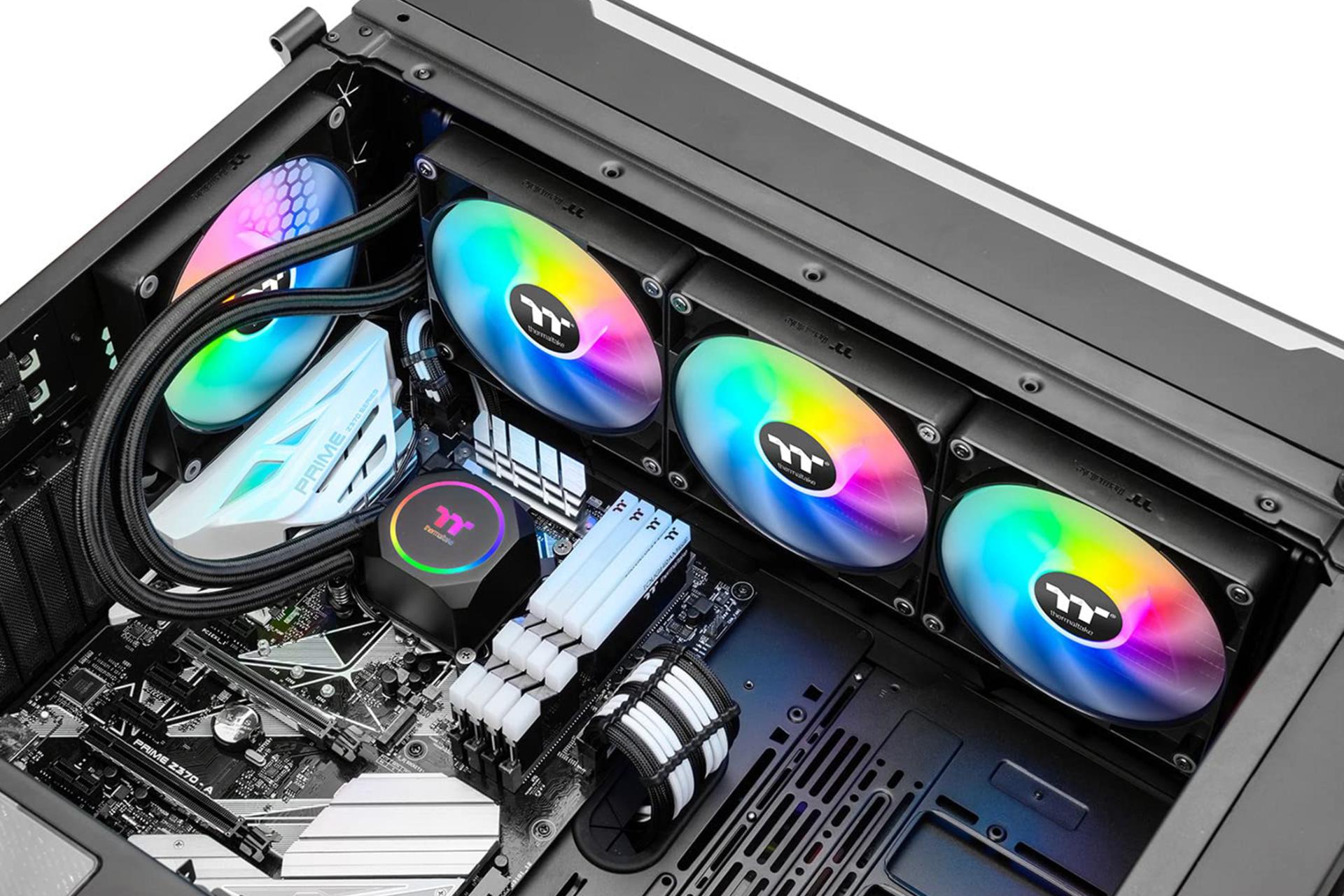 نمای نصب شده و درحال کار خنک کننده مایع ترمالتیک Thermaltake TH420 ARGB Sync All-In-One