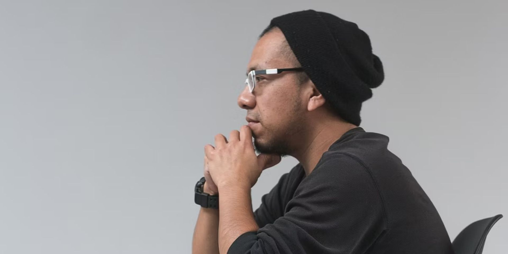 مردی در حال فکر کردن