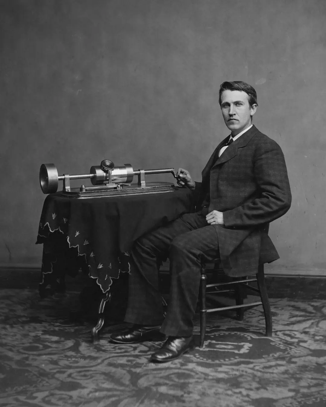 توماس ادیسون (Thomas Edison) در کنار دستگاه فونوگراف اولیه خود