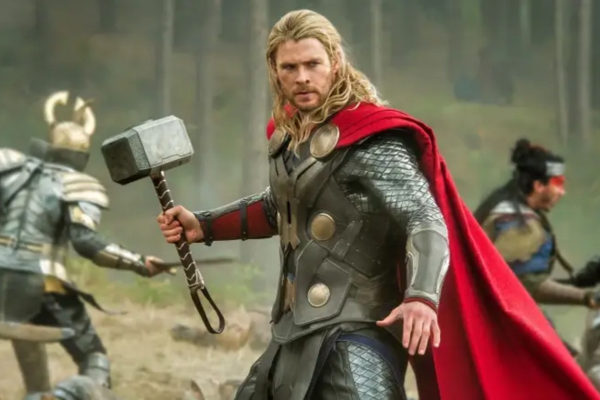 شخصیت ثور با چکش در دست