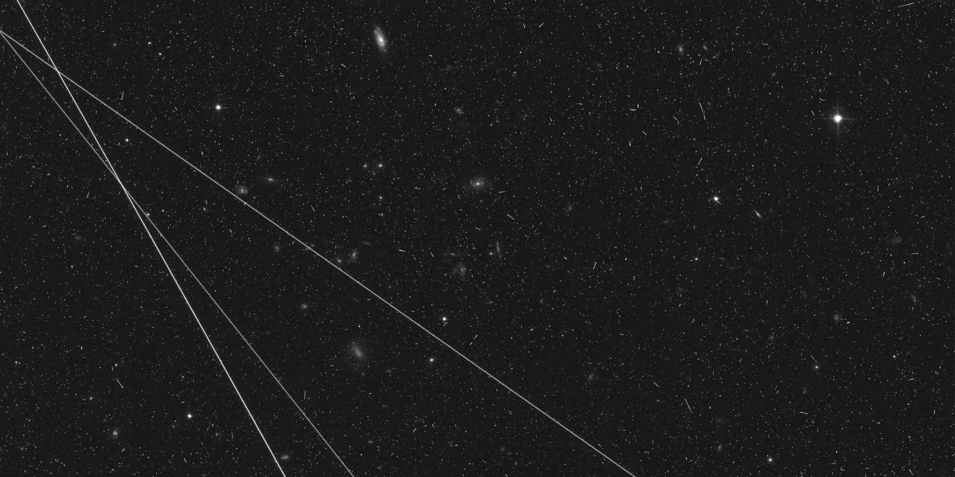 سه دنباله ماهواره‌ای در تصویر تلسکوپ فضایی هابل