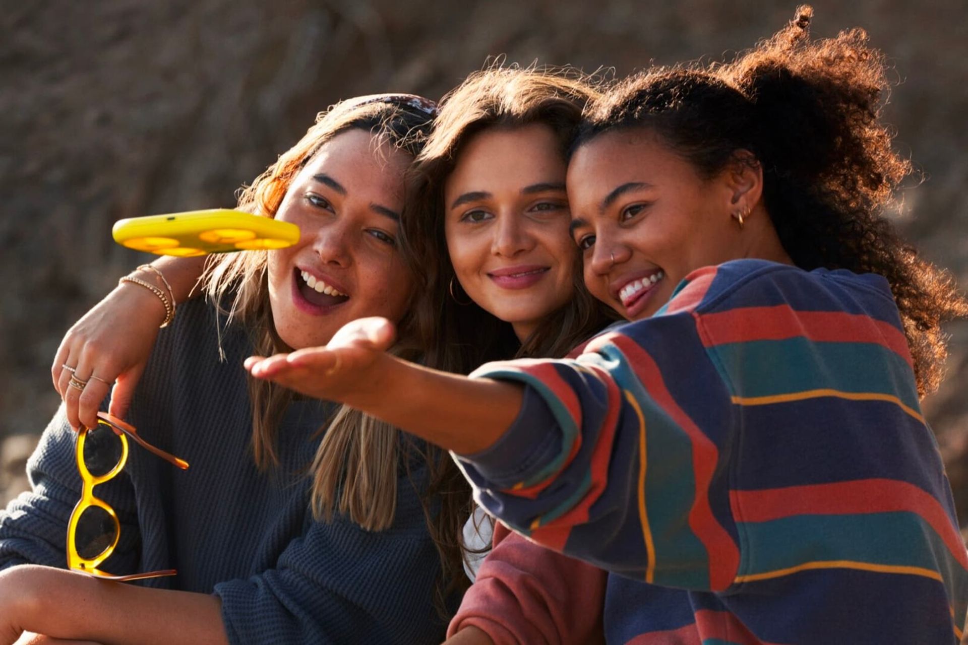 سه دختر جوان با پهپاد عکاس اسنپ پیکسی