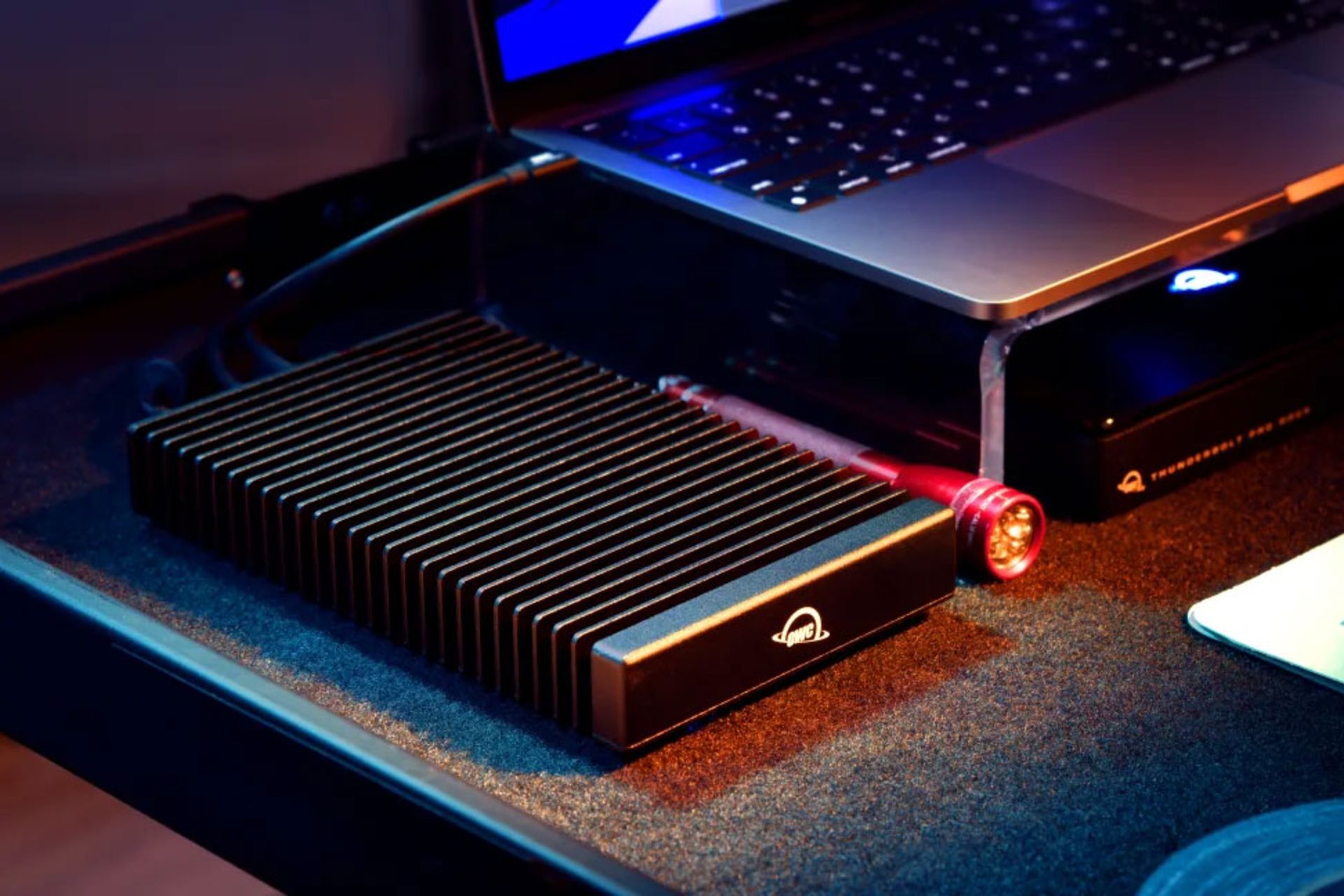 حافظه ذخیره سازی SSD تاندربلید X8 کنار لپ تاپ مک بوک 