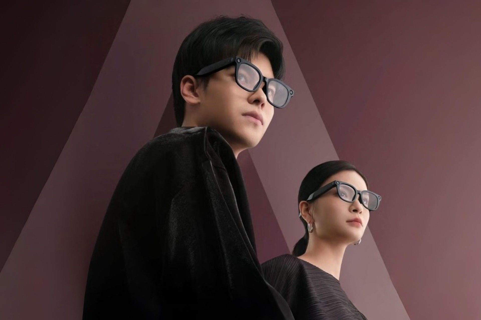 یک مرد و یک زن جوان با عینک هوشمند کنار هم