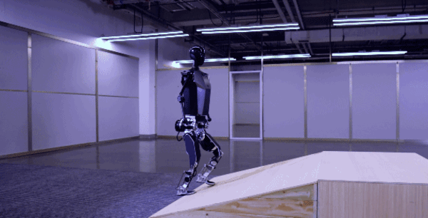 ربات انسان نما تیانگونگ در حال حرکت روی سطح شیبدار
