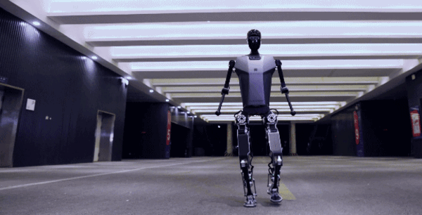 ربات انسان نما تیانگونگ در حال راه رفتن