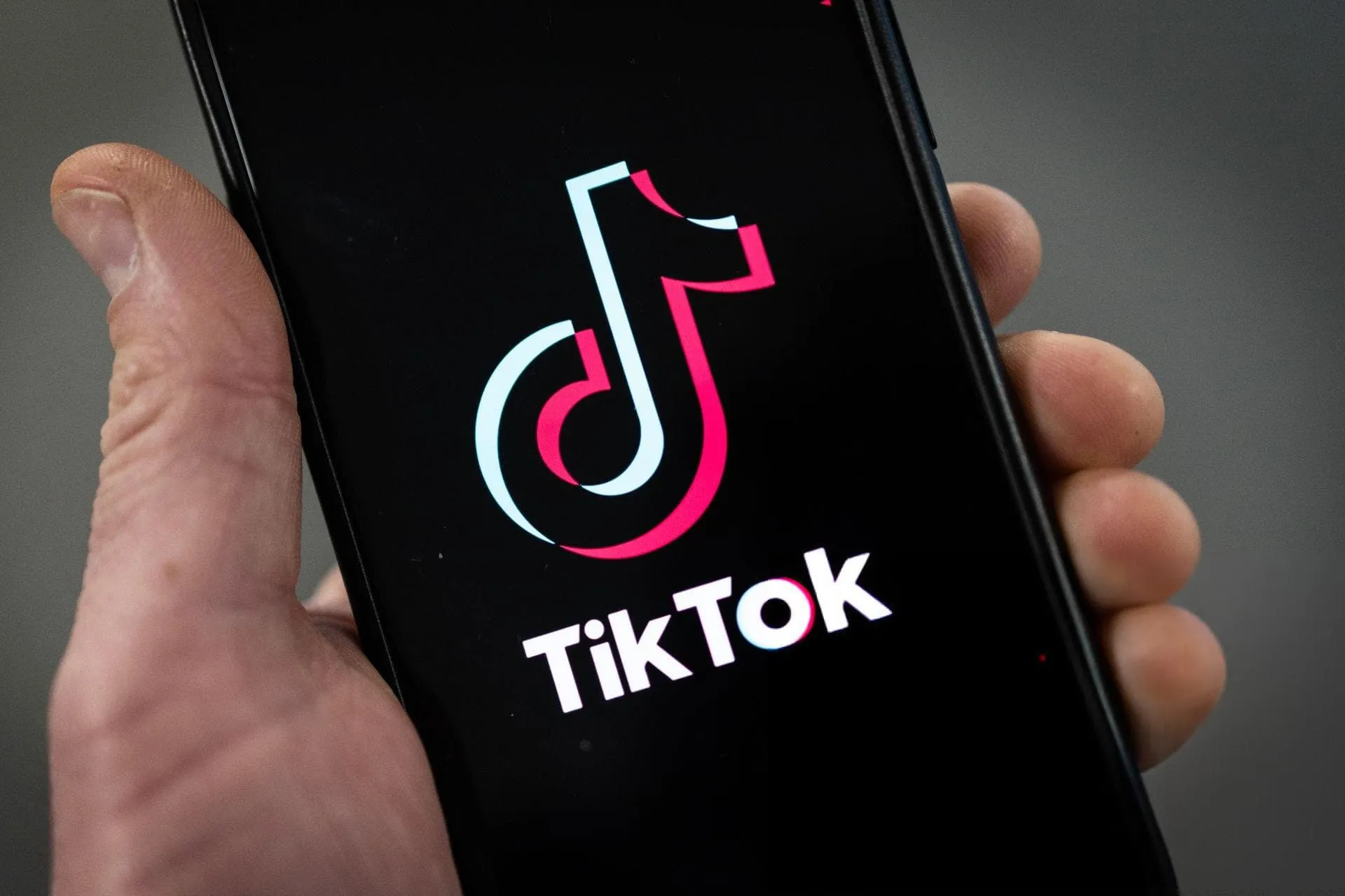 لوگو تیک تاک / TikTok در دست