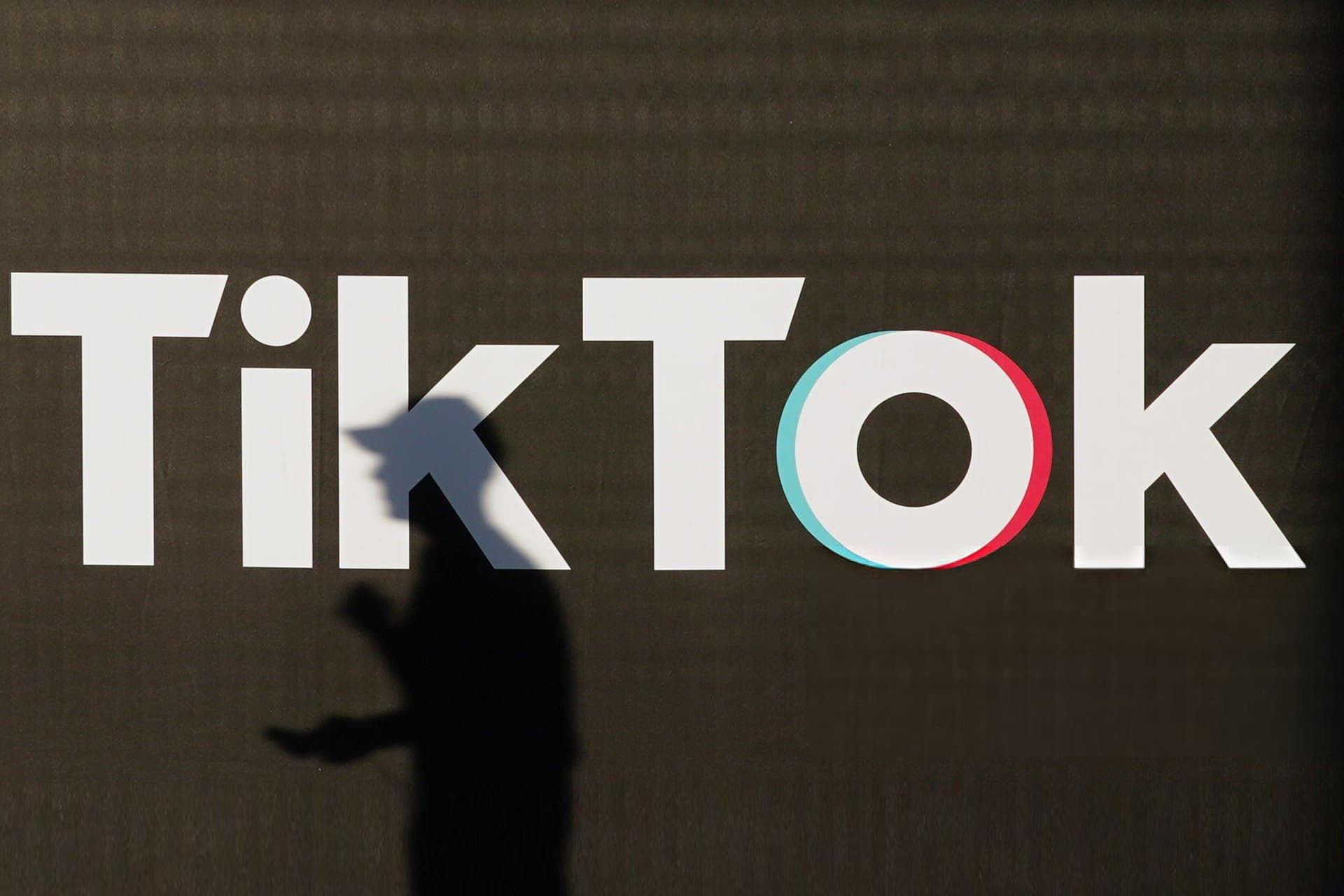 لوگو تیک تاک / TikTok روی دیوار