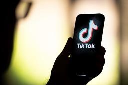لوگو تیک تاک / TikTok روی صفحه موبایل