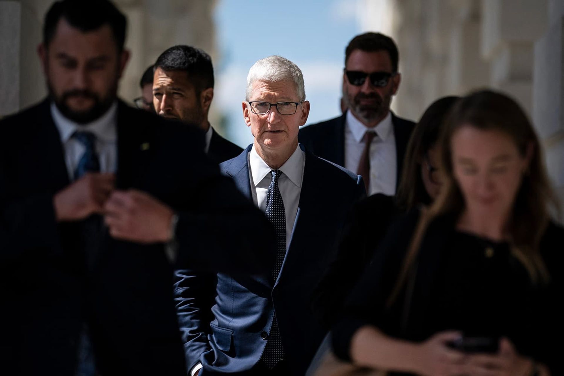 تیم کوک / Tim Cook مدیرعامل اپل در بین جمعیت با کت شلوار