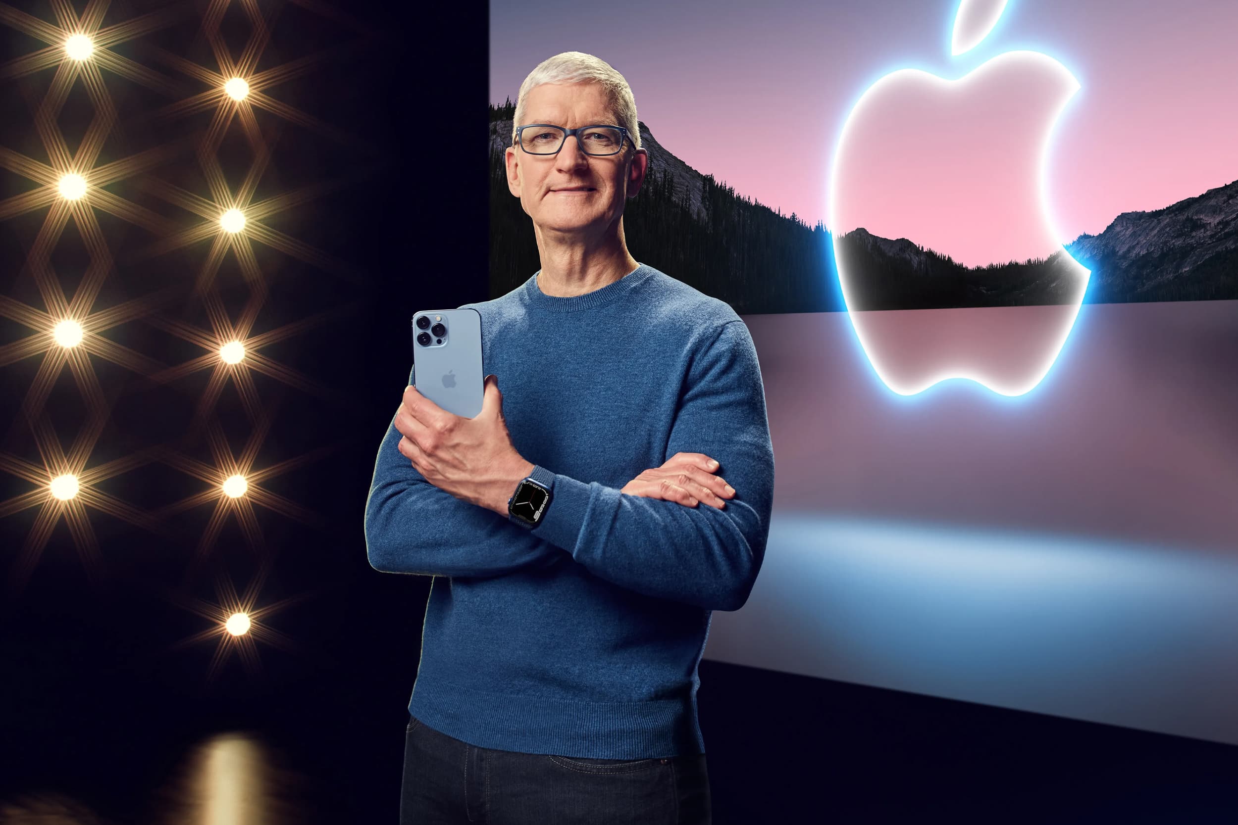 tim cook apple ceo holding iphone 13 pro max 65fc85e9bd4454ff2d898876