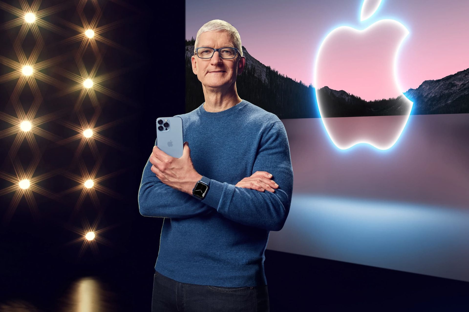 تیم کوک / Tim Cook مدیرعامل اپل با آیفون ۱۳ پرو مکس و لوگو شرکت