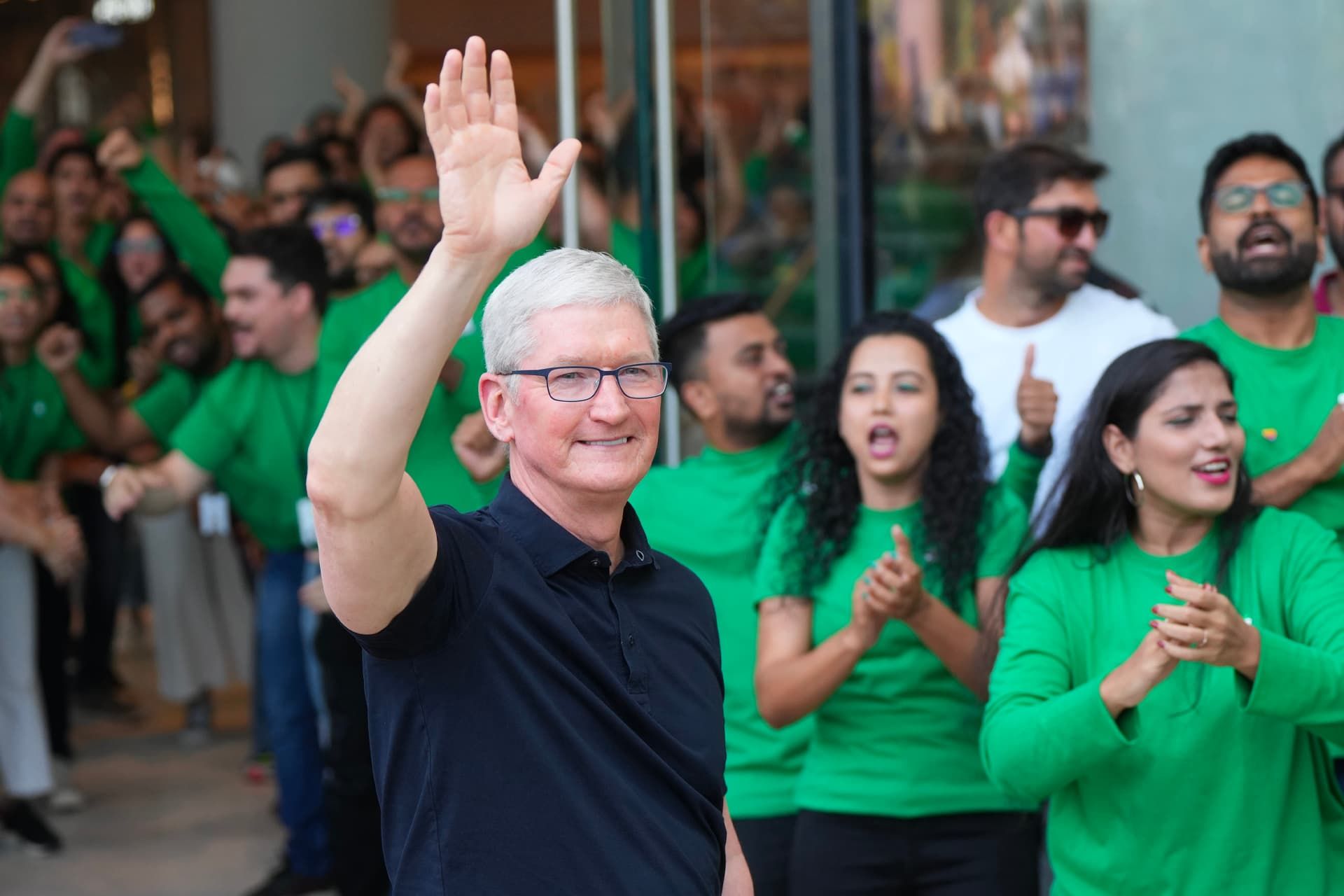 تیم کوک / Tim Cook مدیرعامل اپل در فروشگاه هند زن با لباس سبز