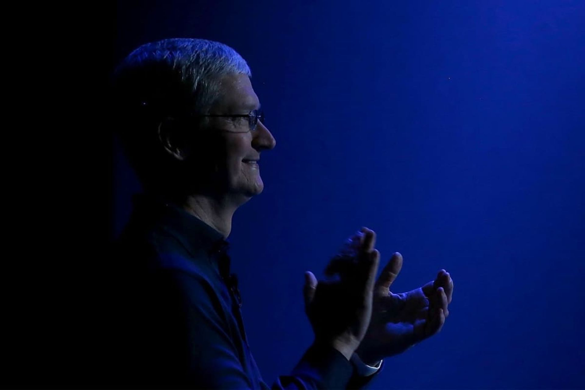 تیم کوک / Tim Cook مدیرعامل اپل Apple از نیم رخ