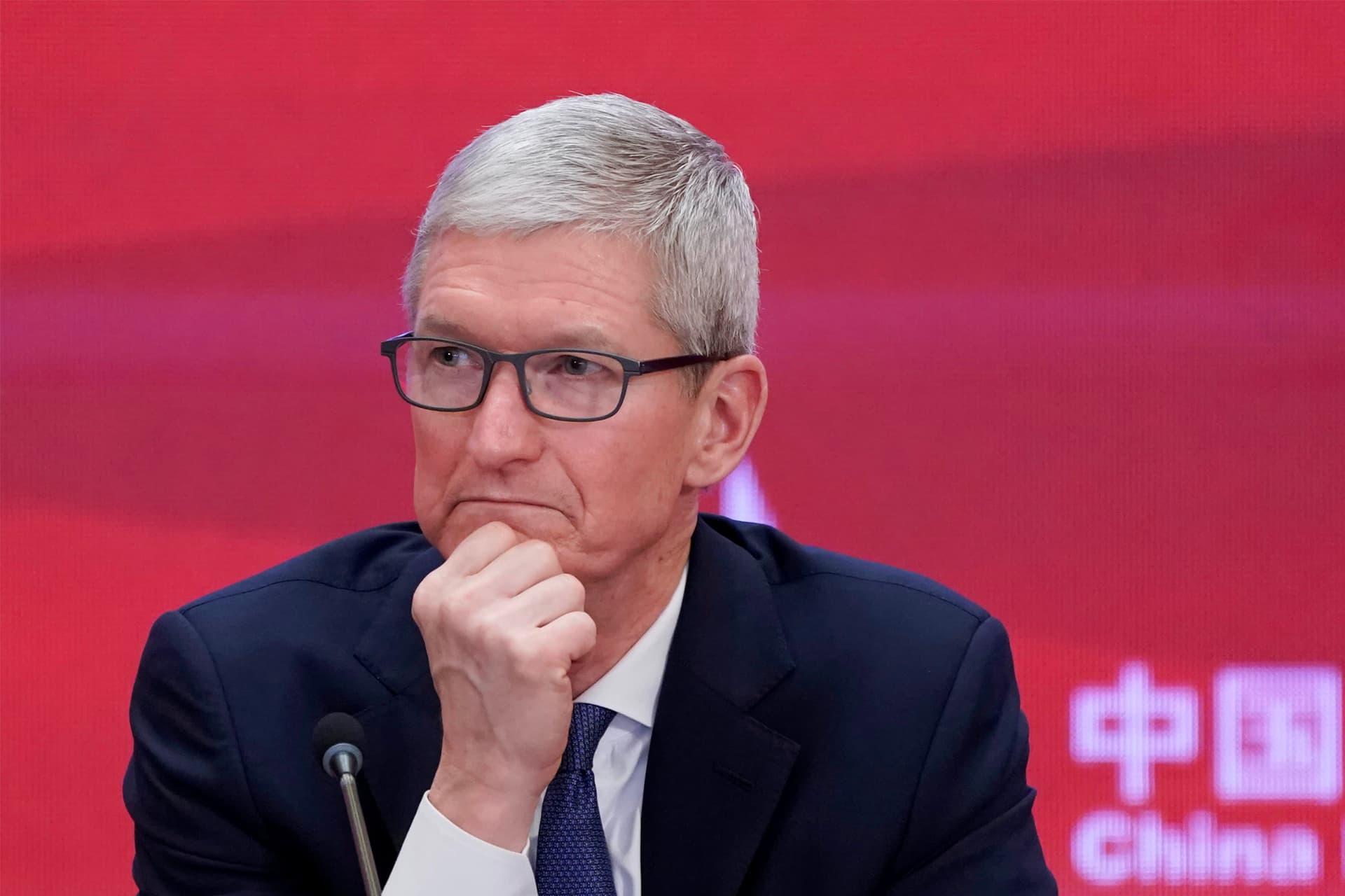 چهره نگران تیم کوک / Tim Cook در کنفرانس اپل در چین