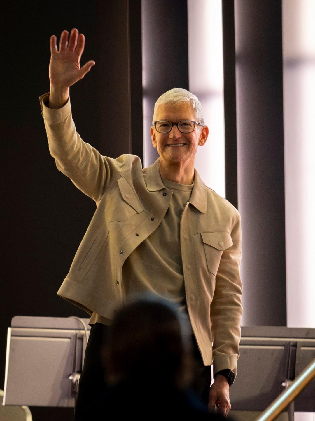 تیم کوک (Tim Cook) مدیرعامل اپل در حال خوش‌آمدگویی به حاضران