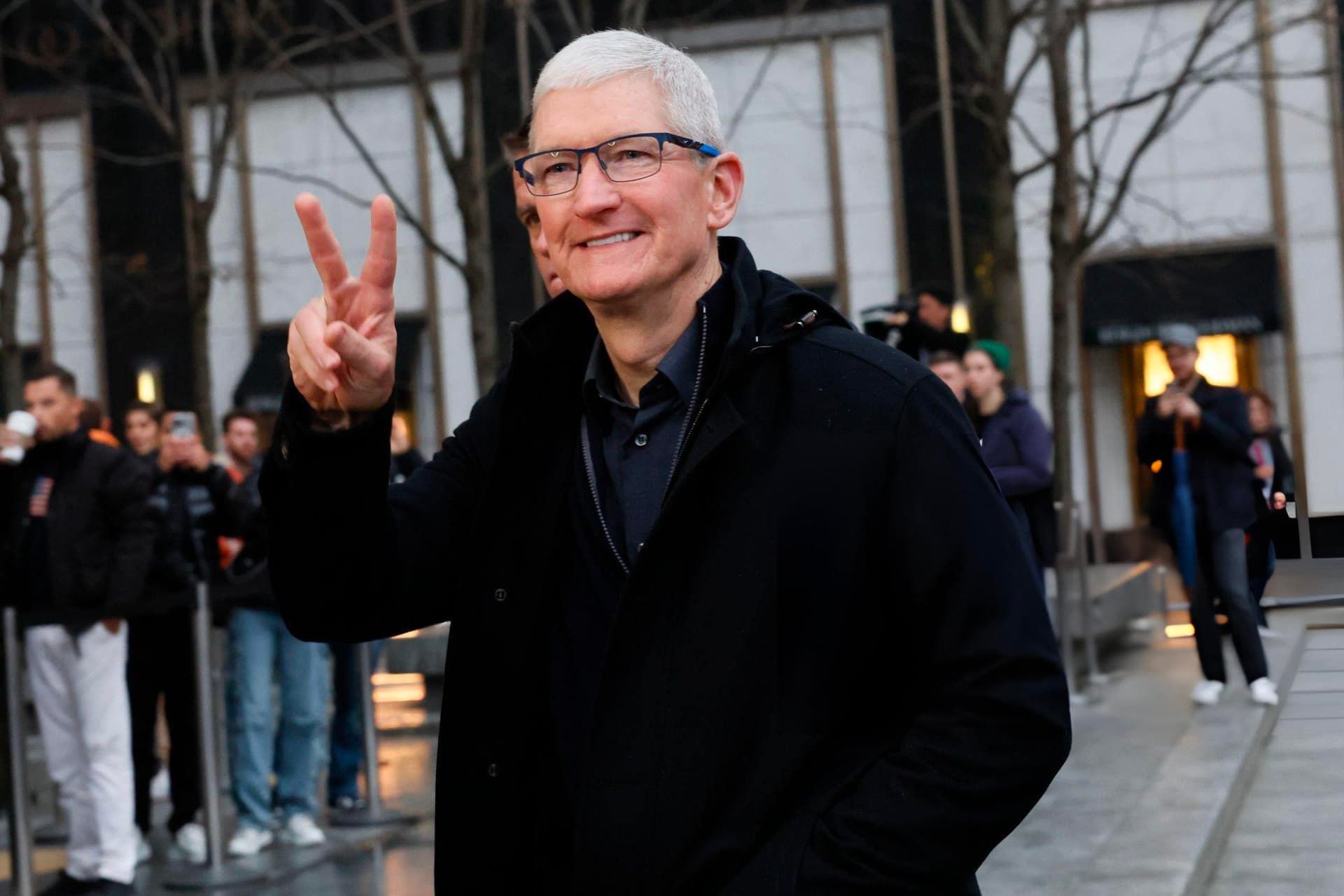 تیم کوک / Tom Cook مدیرعامل اپل با کاپشن صبح زود خوشحال