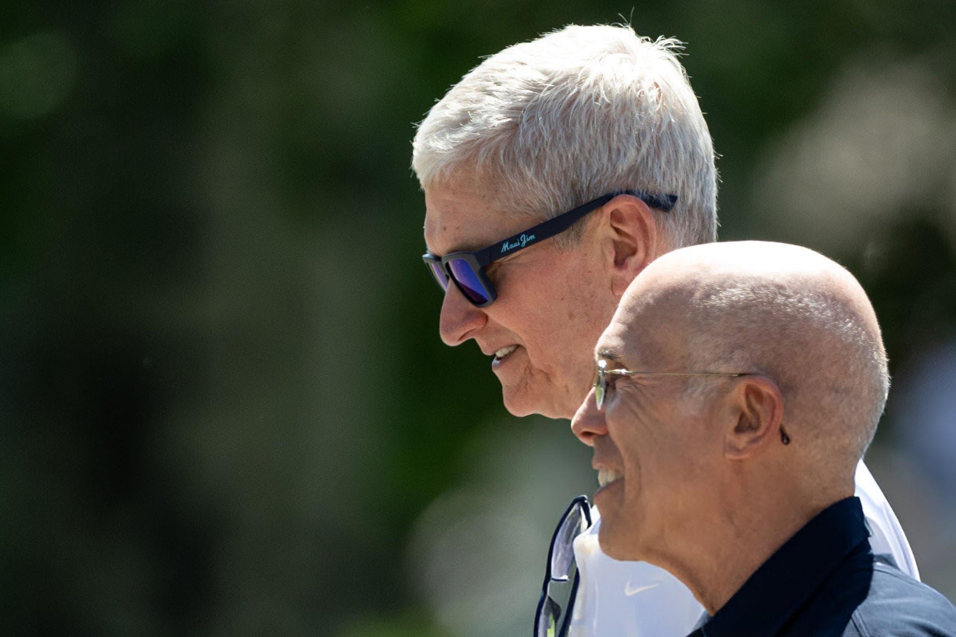تیم کوک / Tim Cook مدیرعامل اپل از نیم رخ در روز روشن