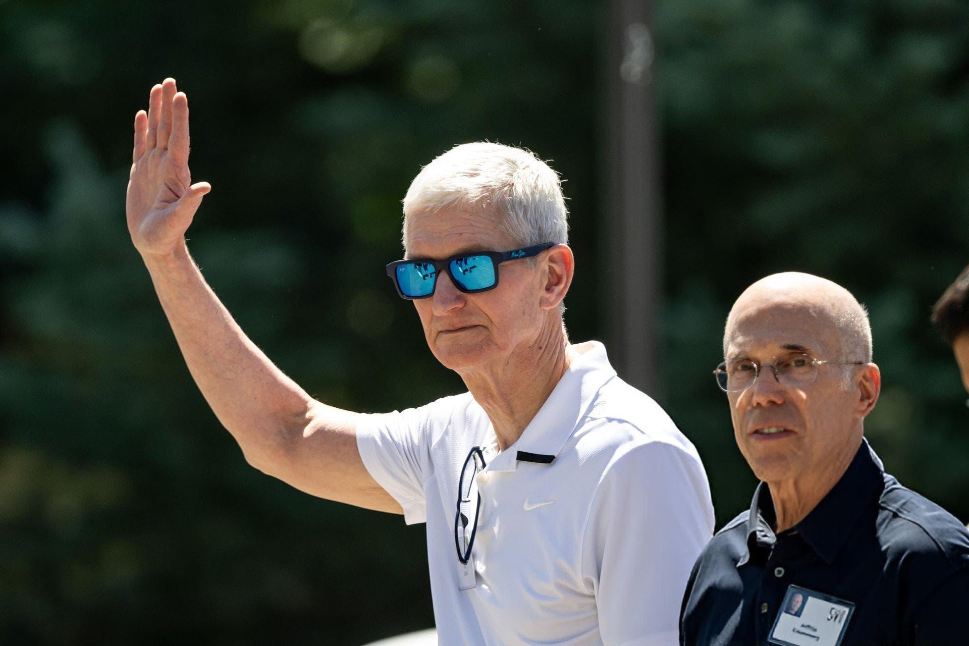 تیم کوک / Tim Cook مدیرعامل اپل با عینک آفتابی در کمپ تابستانی