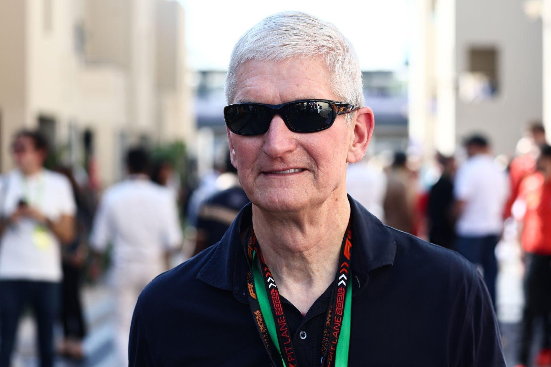 تیم کوک / Tim Cook مدیرعامل اپل با عینک آفتابی در روز روشن