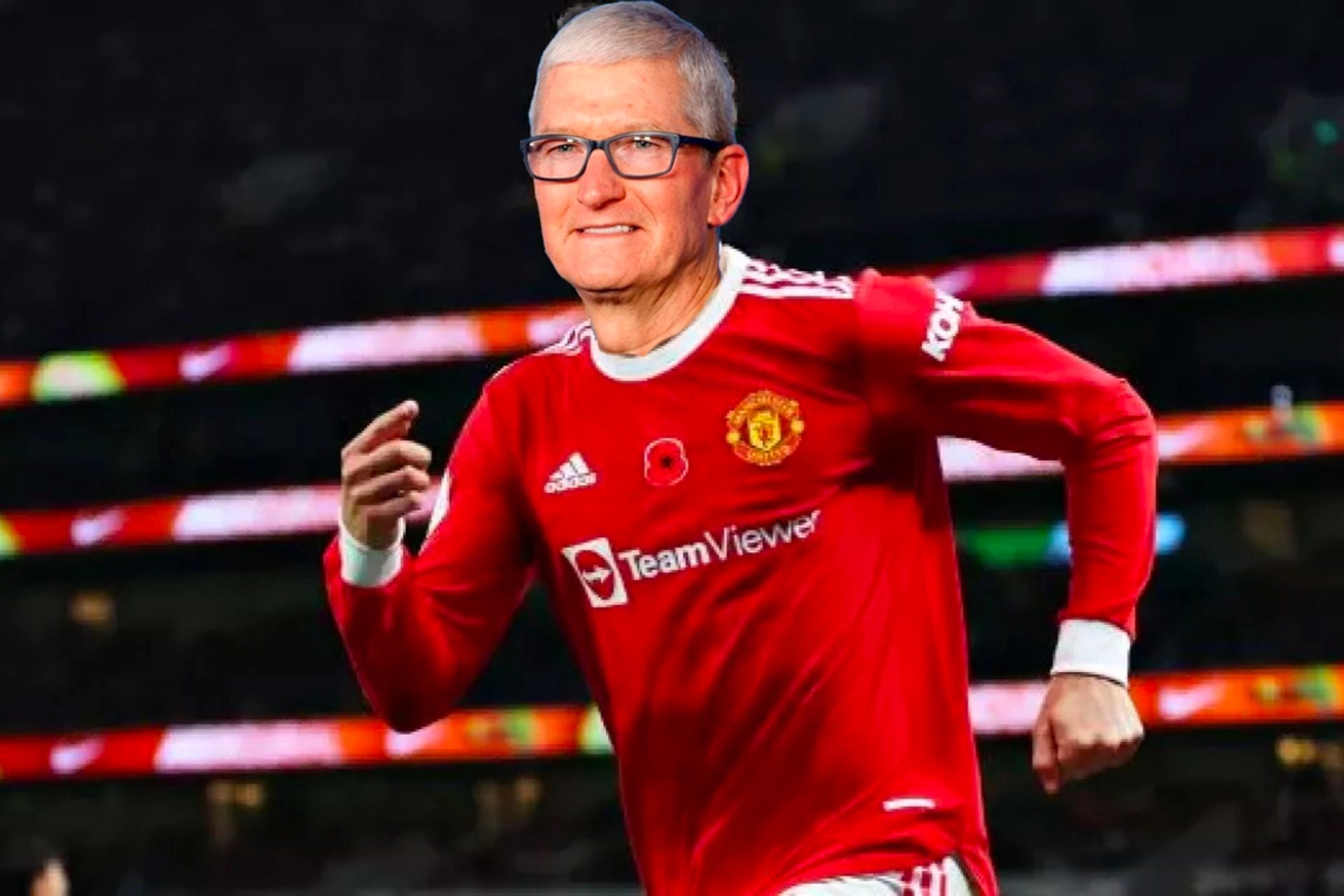 عکس تیم کوک روی بدن رونالدو لباس منچستر یونایتد